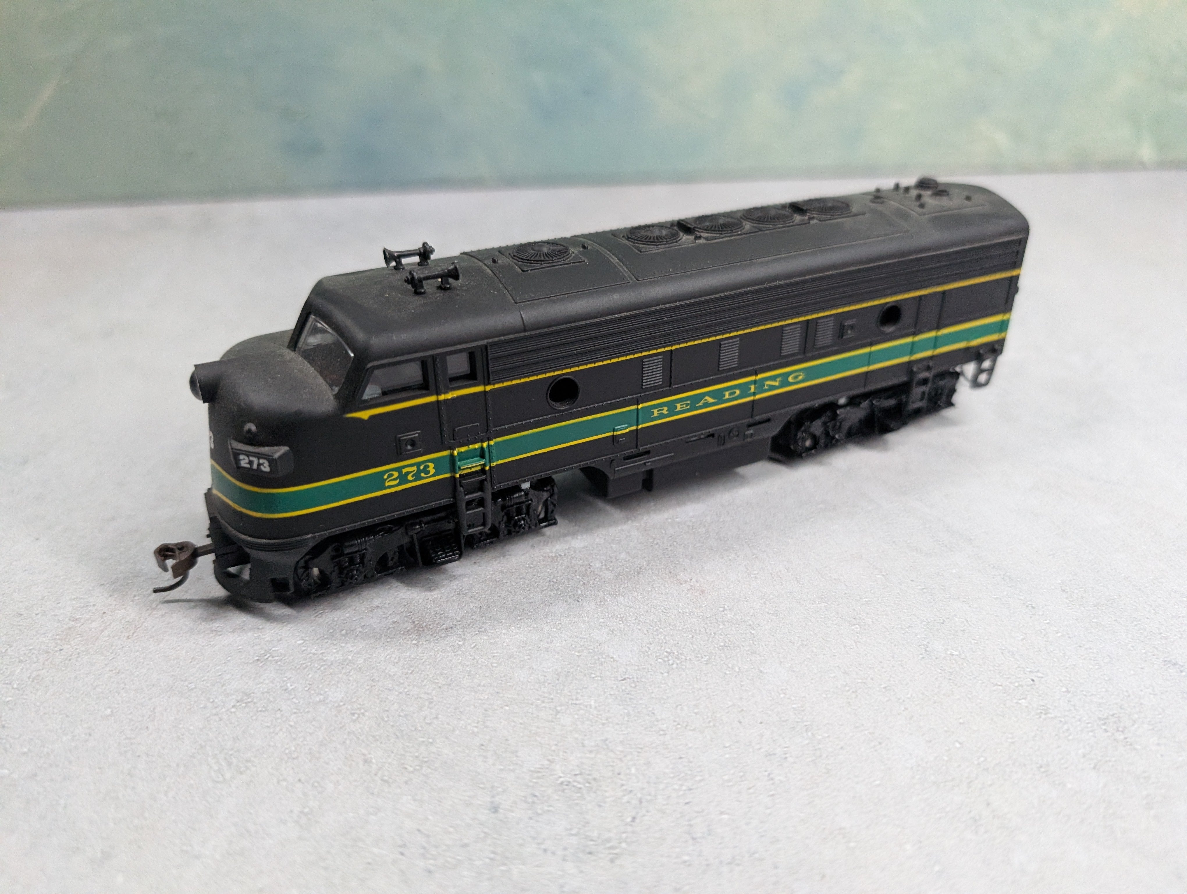 USED Mantua HO Scale F Unit Diesel Locomotive Reading #273 Runs DC
