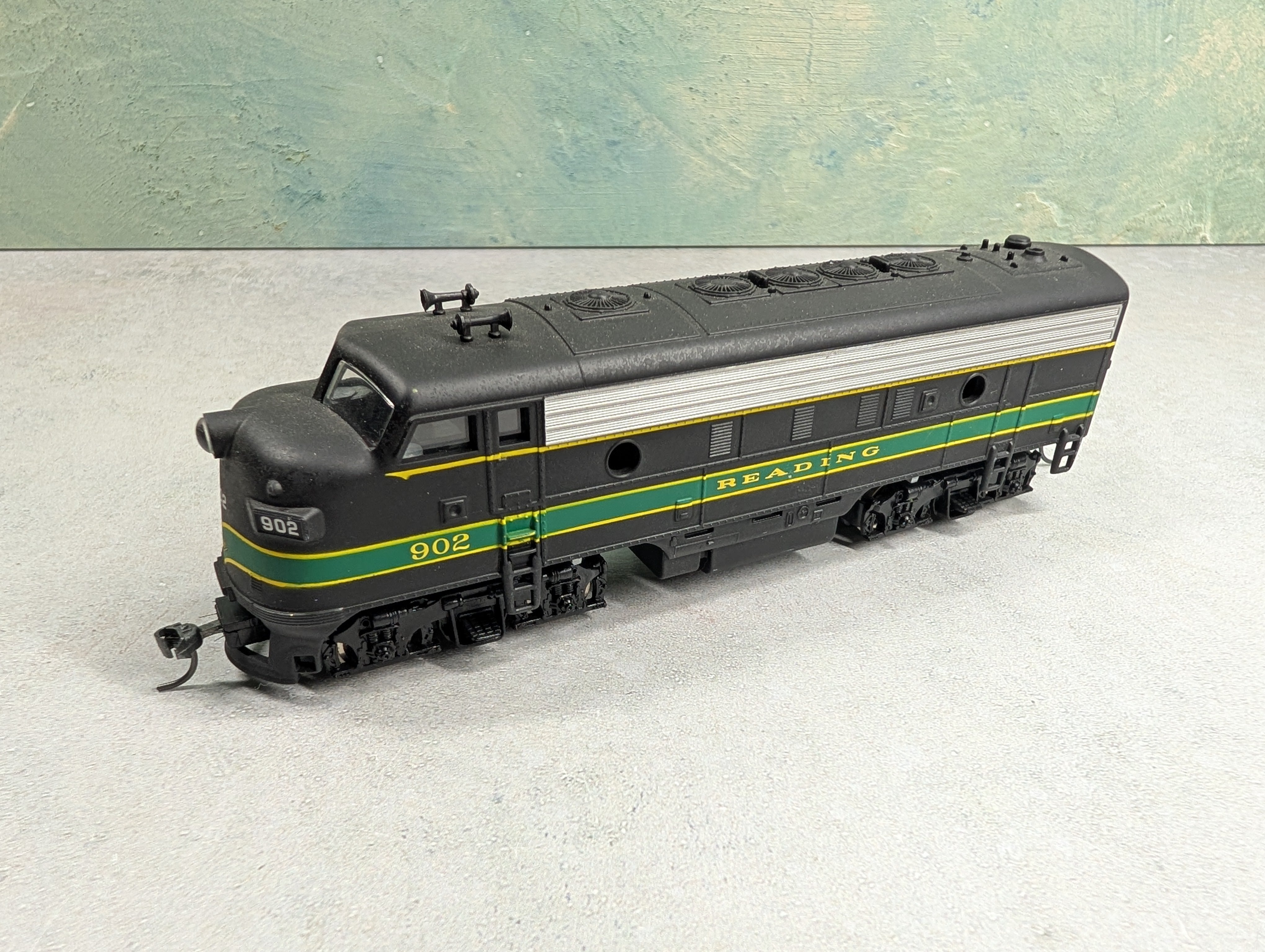 USED Mantua HO Scale F Unit Diesel Locomotive Reading #902 Runs Great DC