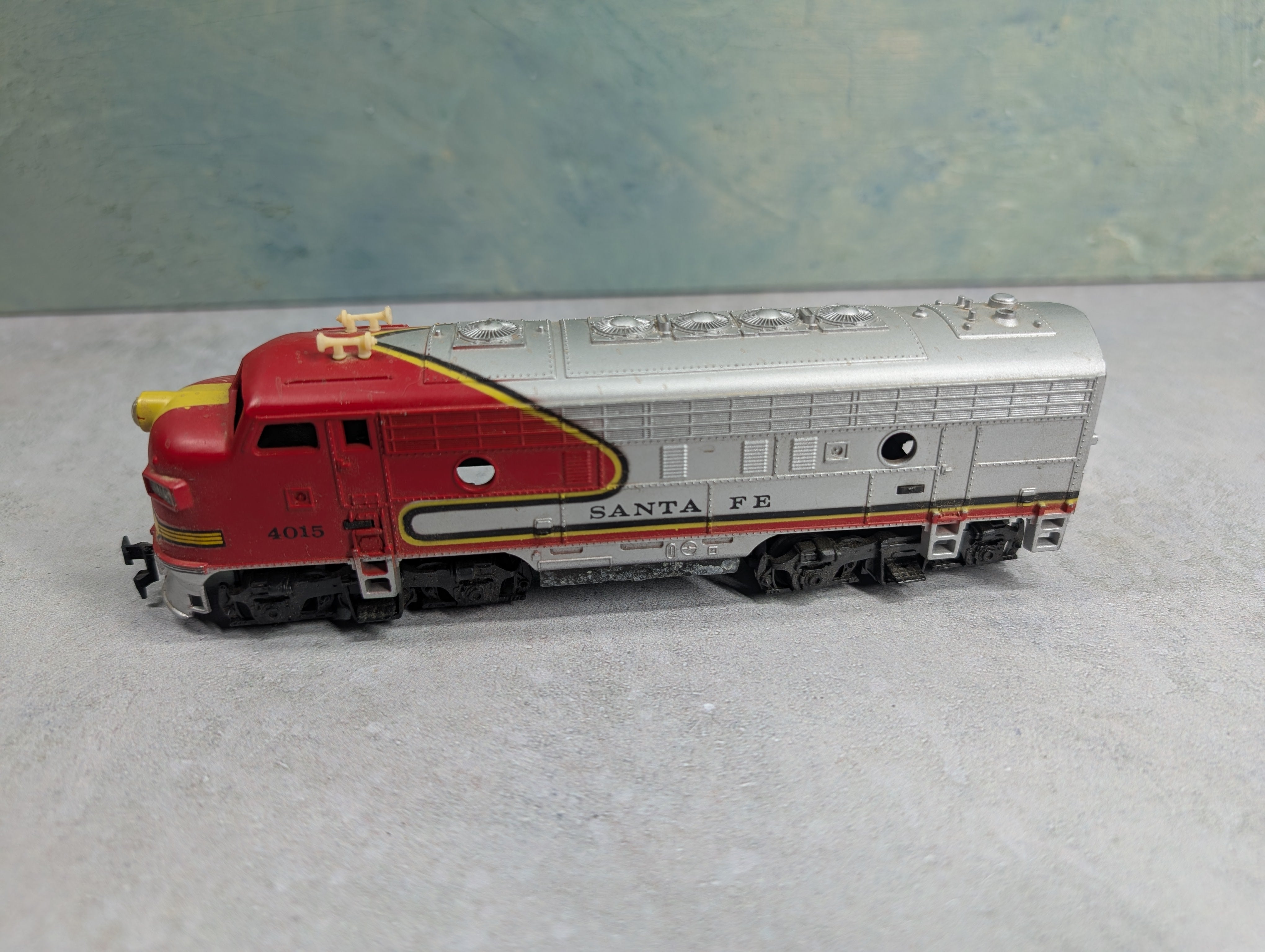 USED Tyco HO Scale F Unit Diesel Locomotive Santa Fe #4015 Unpowered