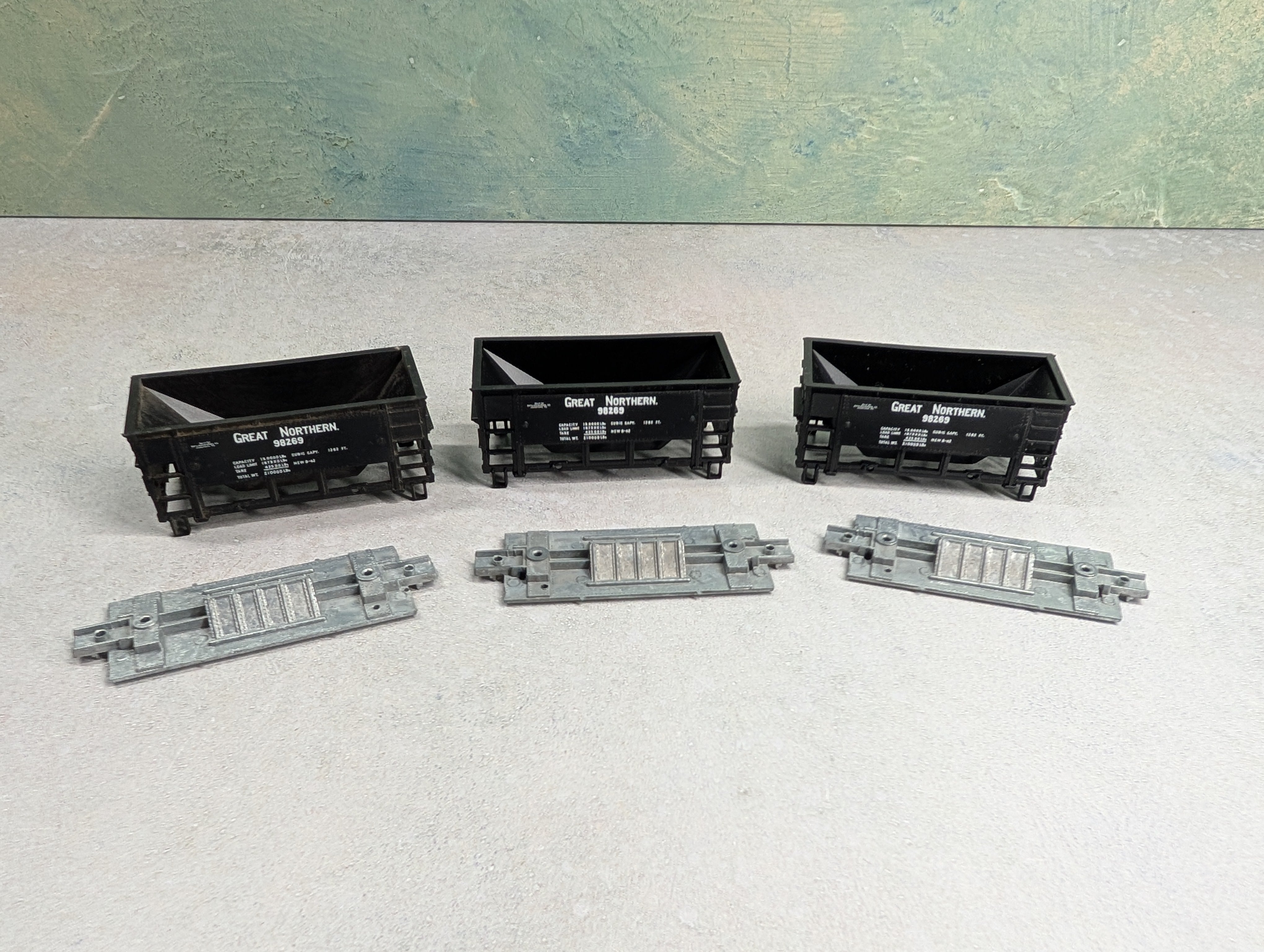 USED Roundhouse HO Scale Ore Cars Great Northern #98269 KIT (3 pcs)