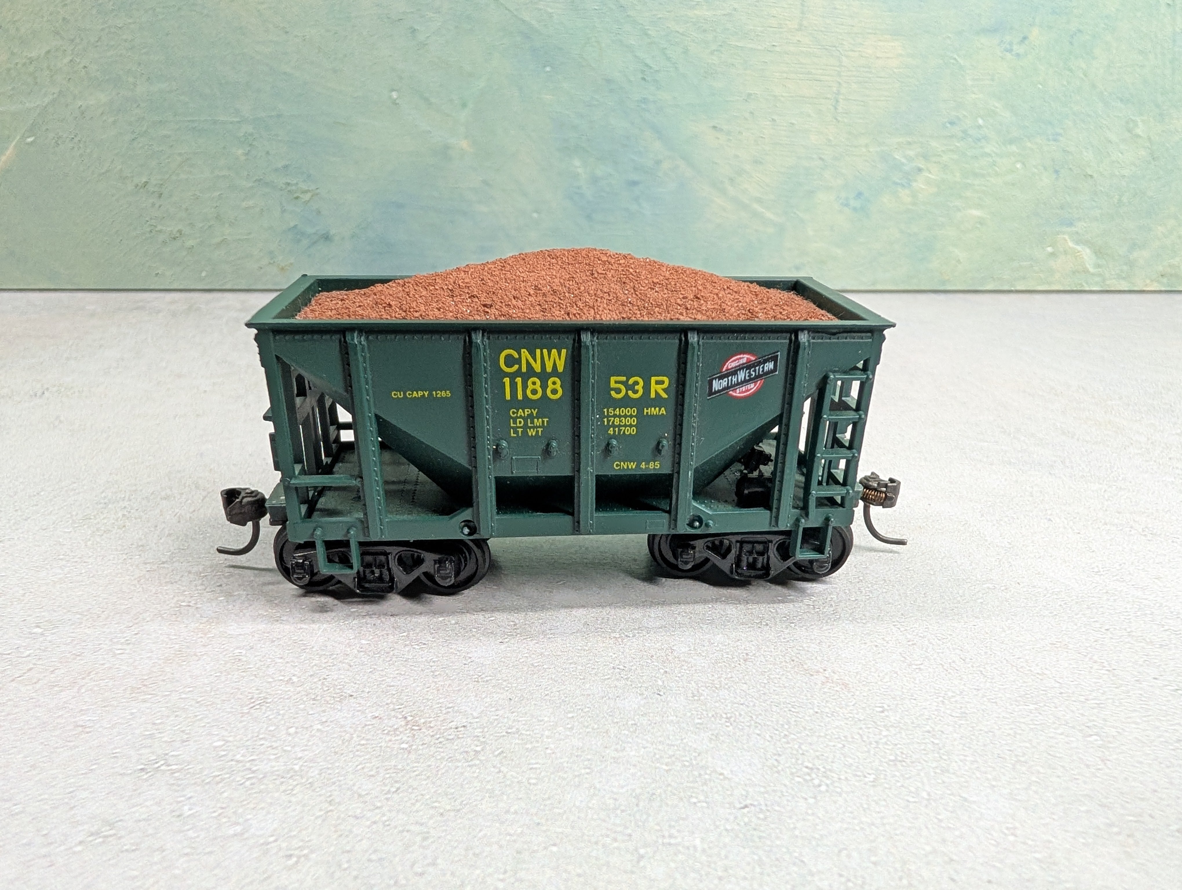 USED Roundhouse HO Scale Ore Car Chicago & North Western CNW #118853R w/ Ore Load