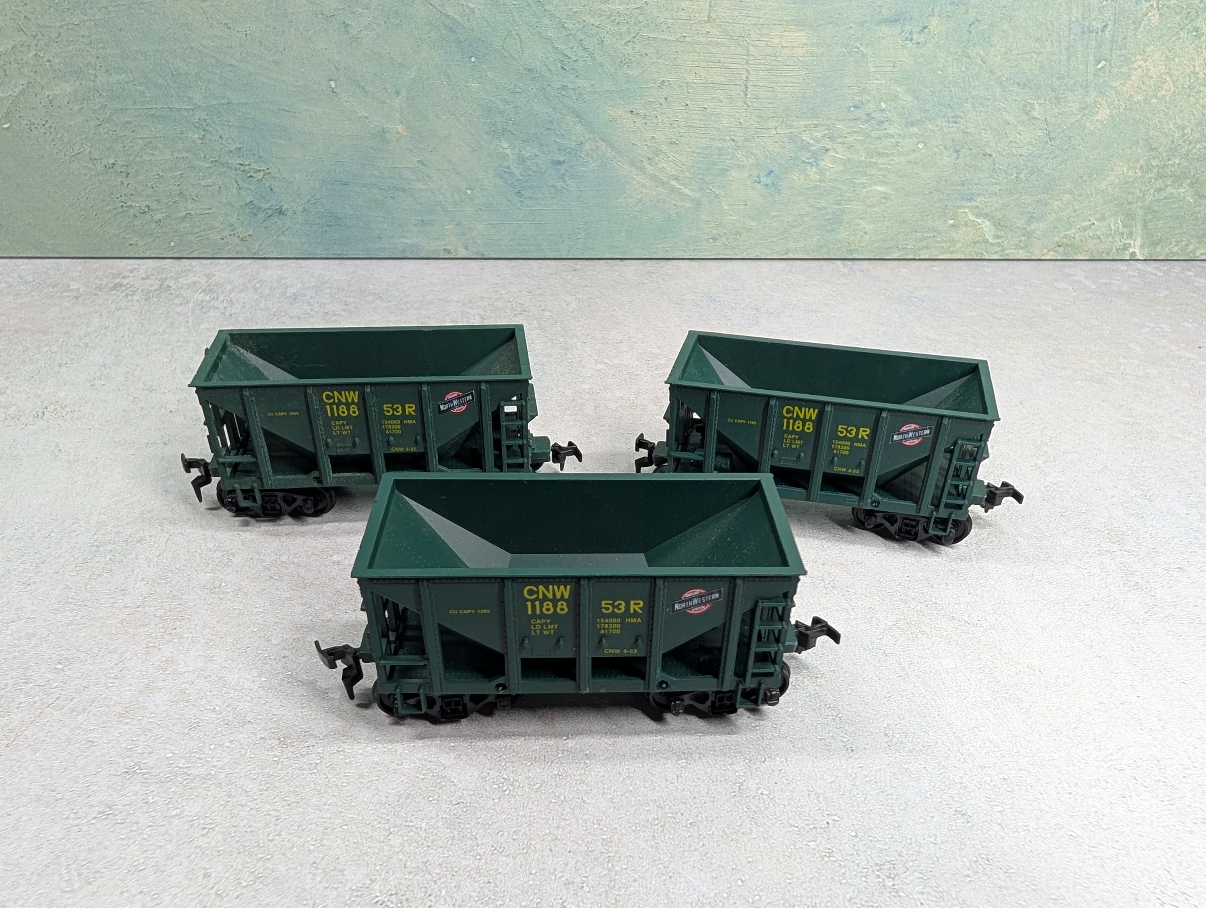 USED Roundhouse HO Scale Ore Cars Chicago & North Western CNW #118853R (3 pcs)