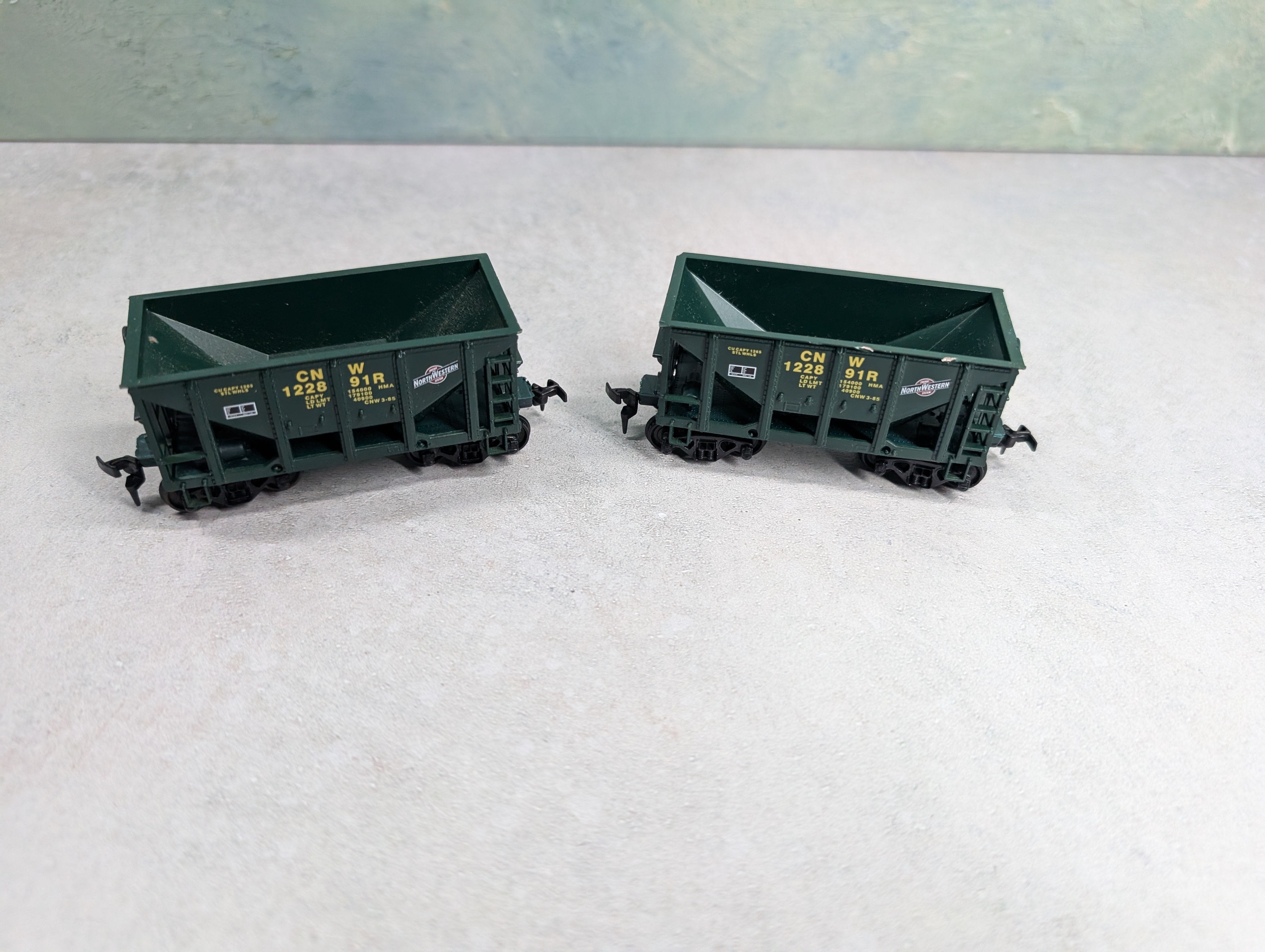 USED Roundhouse HO Scale Ore Cars Chicago & North Western CNW #122891R (2 pcs)