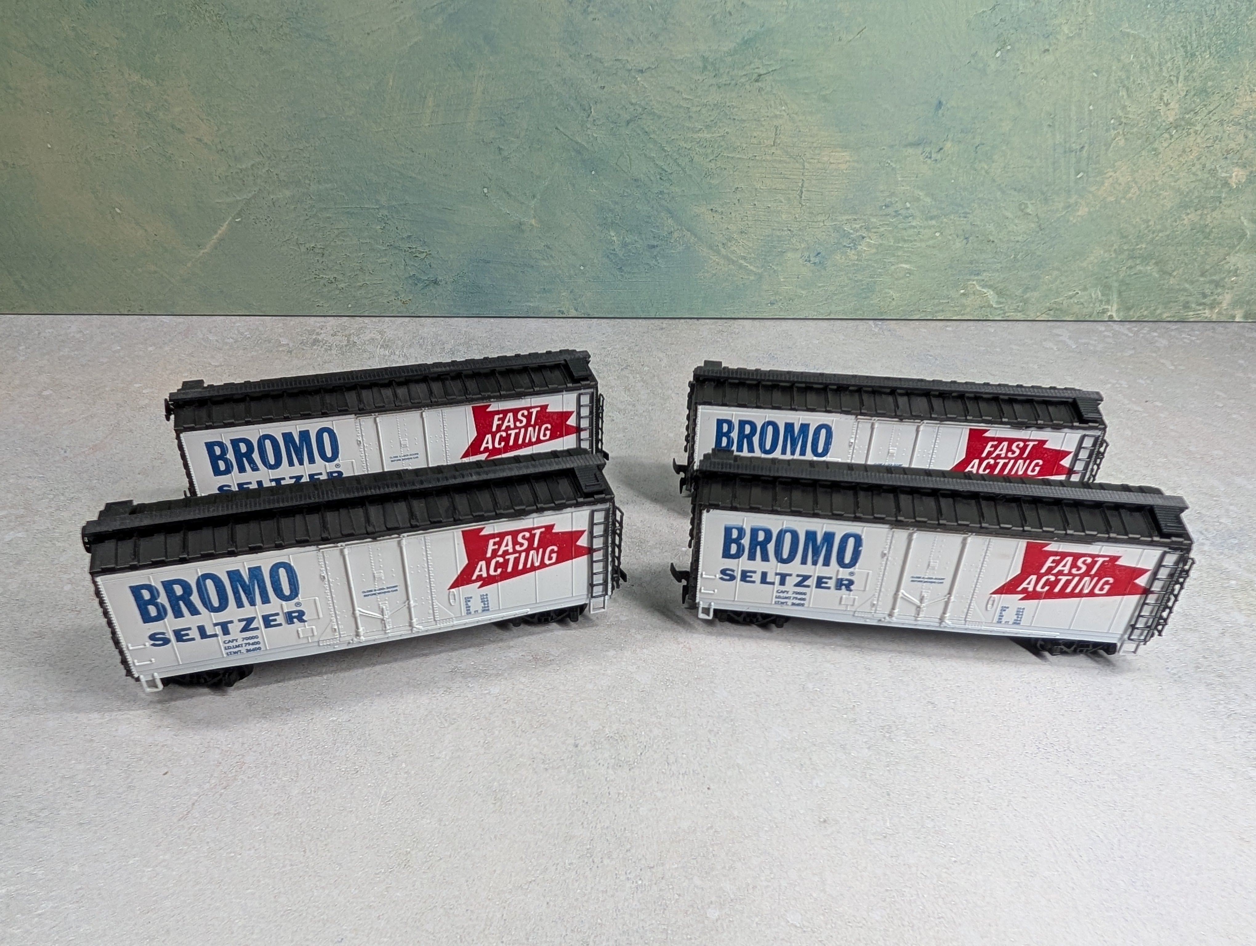 USED ROCO HO Scale 40' Box Cars Bromo Seltzer (4 pcs)