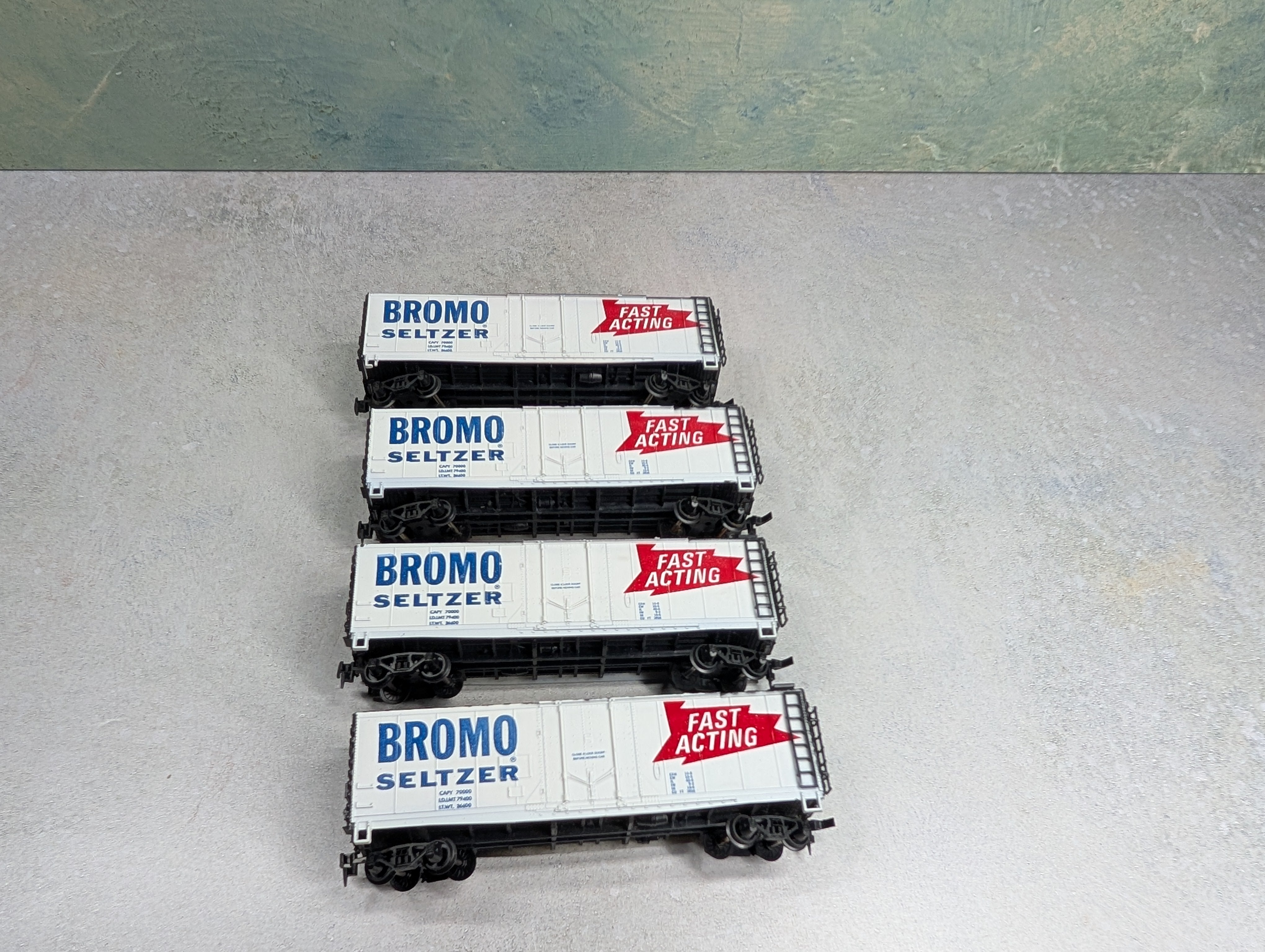 USED ROCO HO Scale 40' Box Cars Bromo Seltzer (4 pcs)