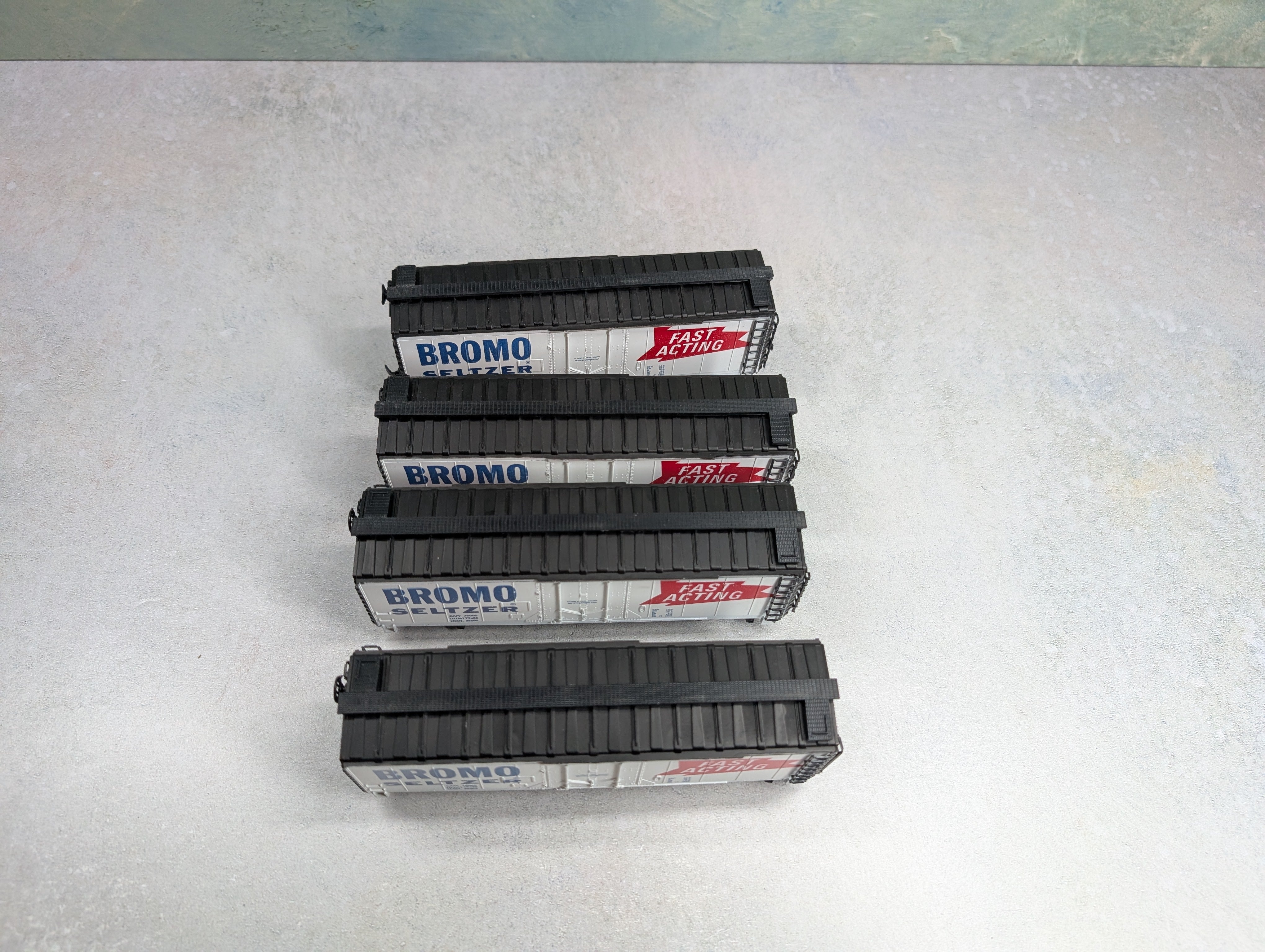 USED ROCO HO Scale 40' Box Cars Bromo Seltzer (4 pcs)