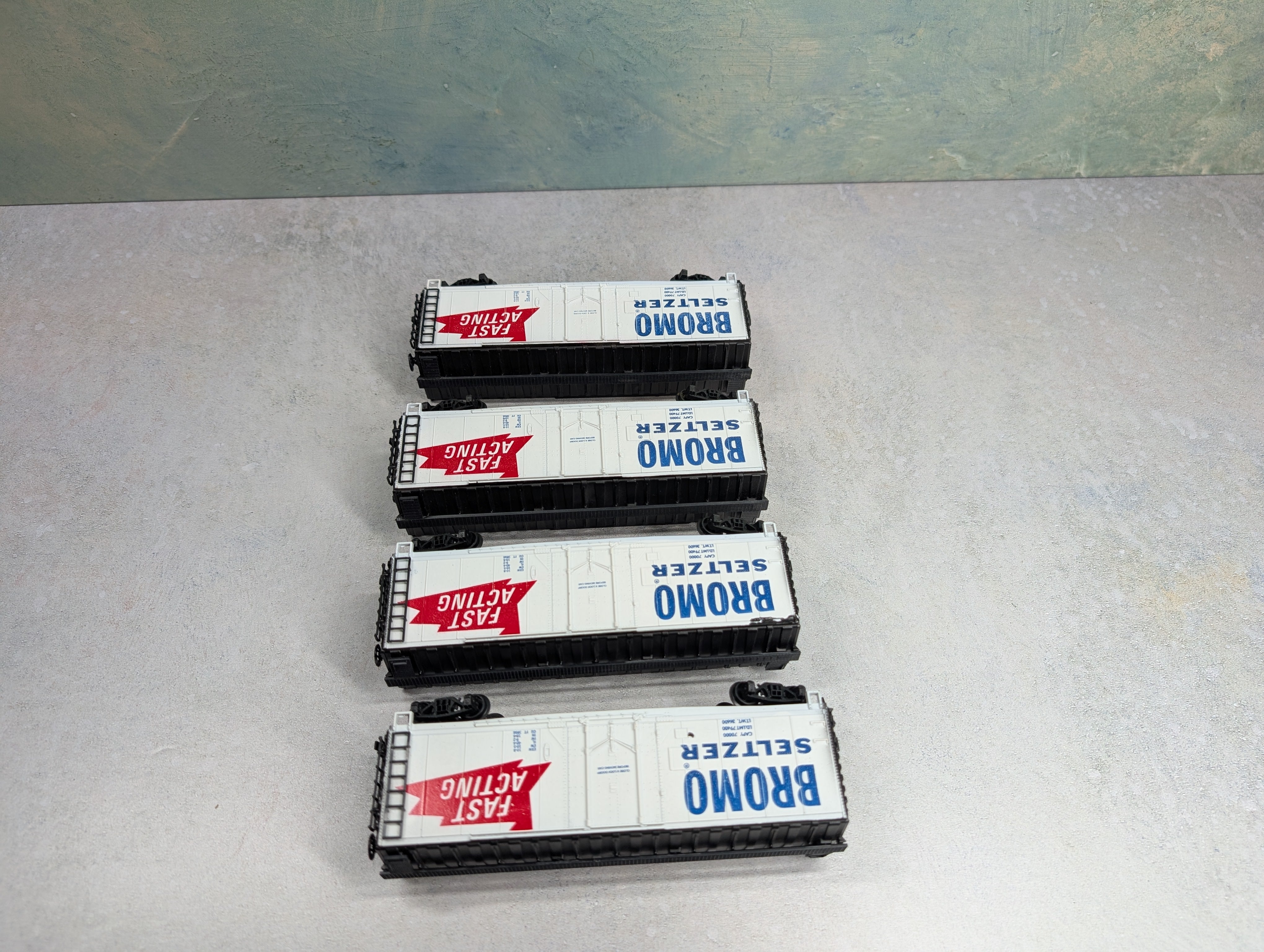 USED ROCO HO Scale 40' Box Cars Bromo Seltzer (4 pcs)