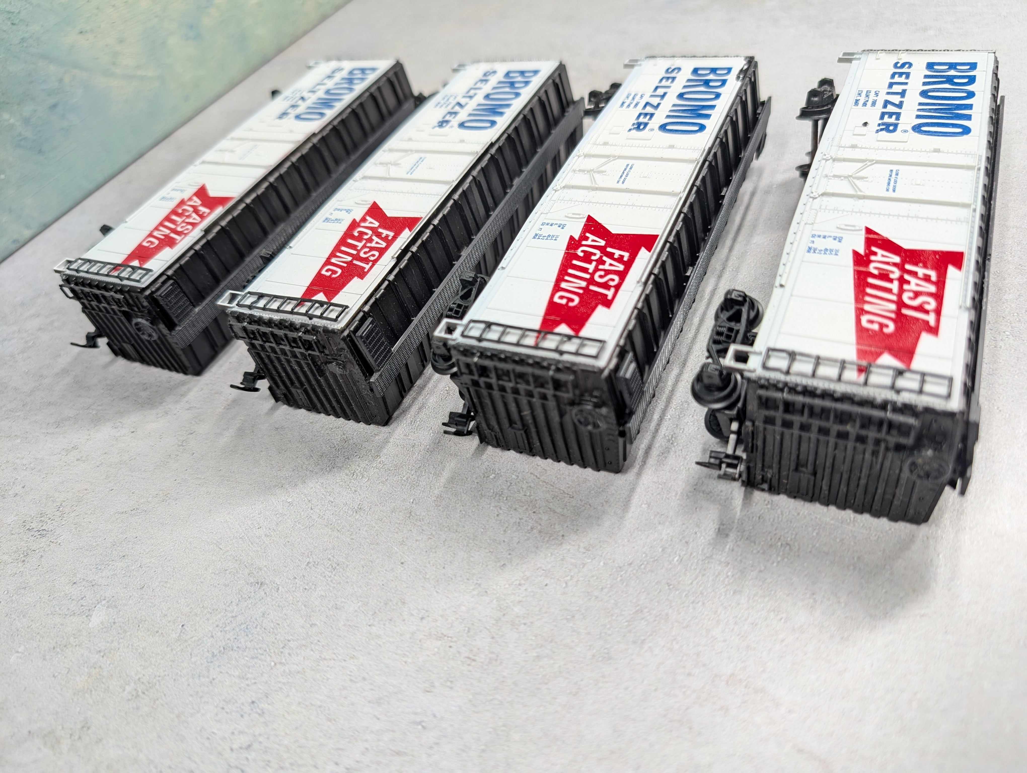 USED ROCO HO Scale 40' Box Cars Bromo Seltzer (4 pcs)