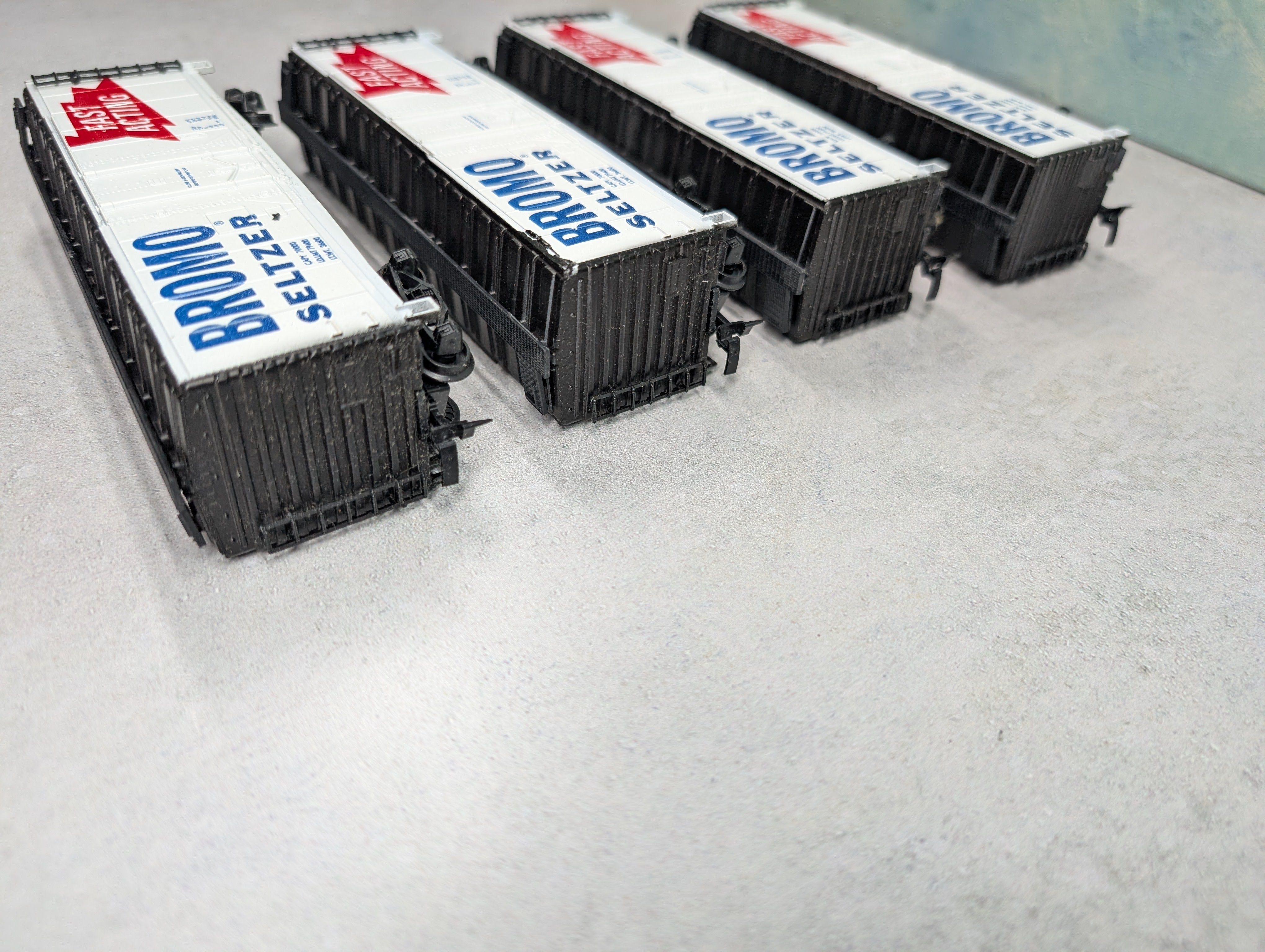 USED ROCO HO Scale 40' Box Cars Bromo Seltzer (4 pcs)