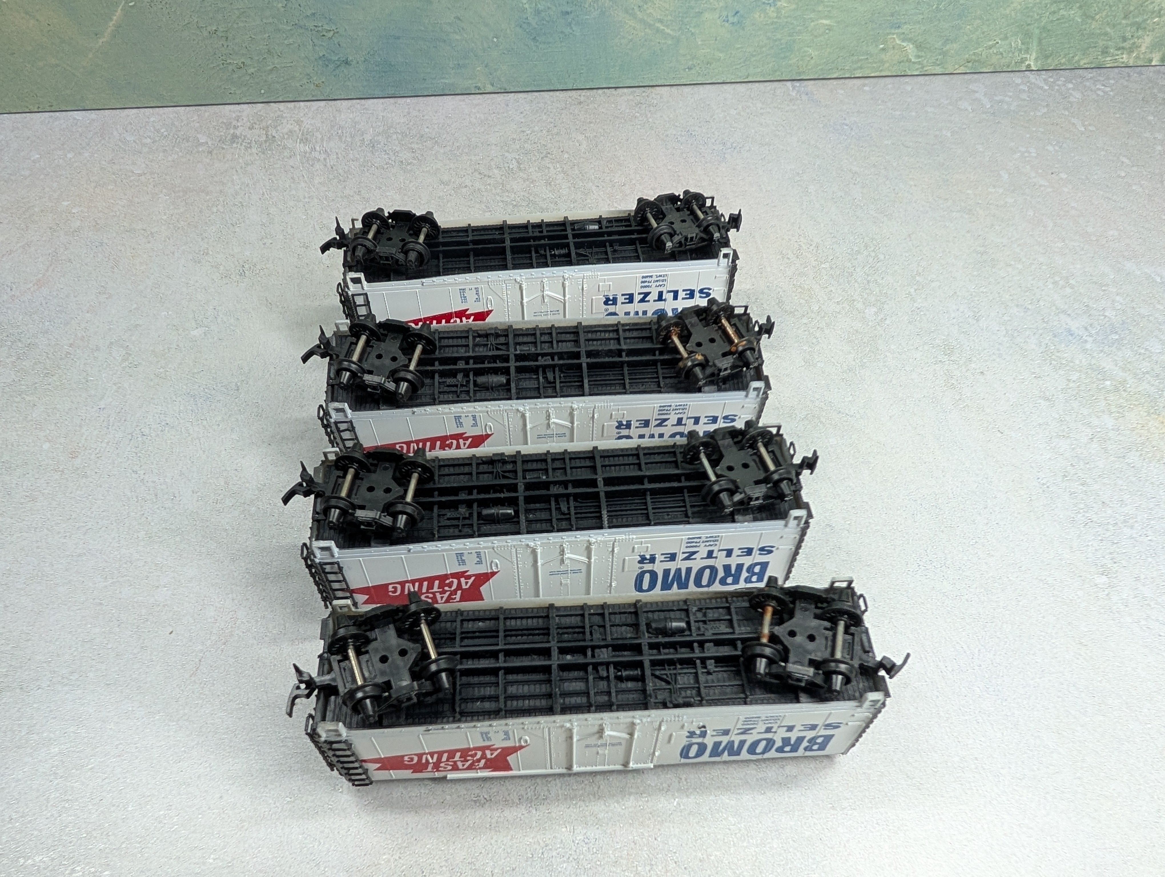 USED ROCO HO Scale 40' Box Cars Bromo Seltzer (4 pcs)
