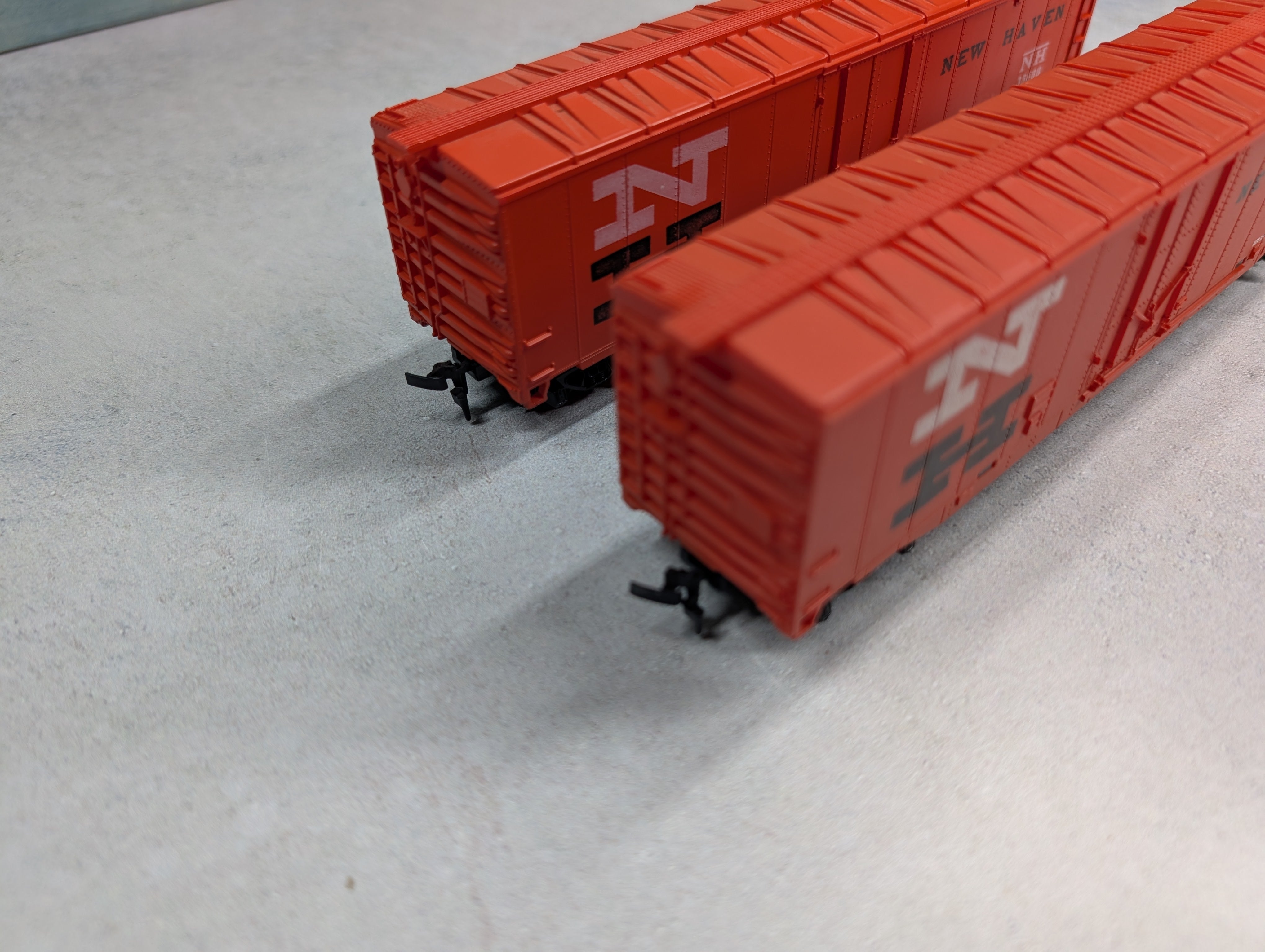 USED Tyco HO Scale 50' Box Cars New Haven NH #35688 (2 pcs)
