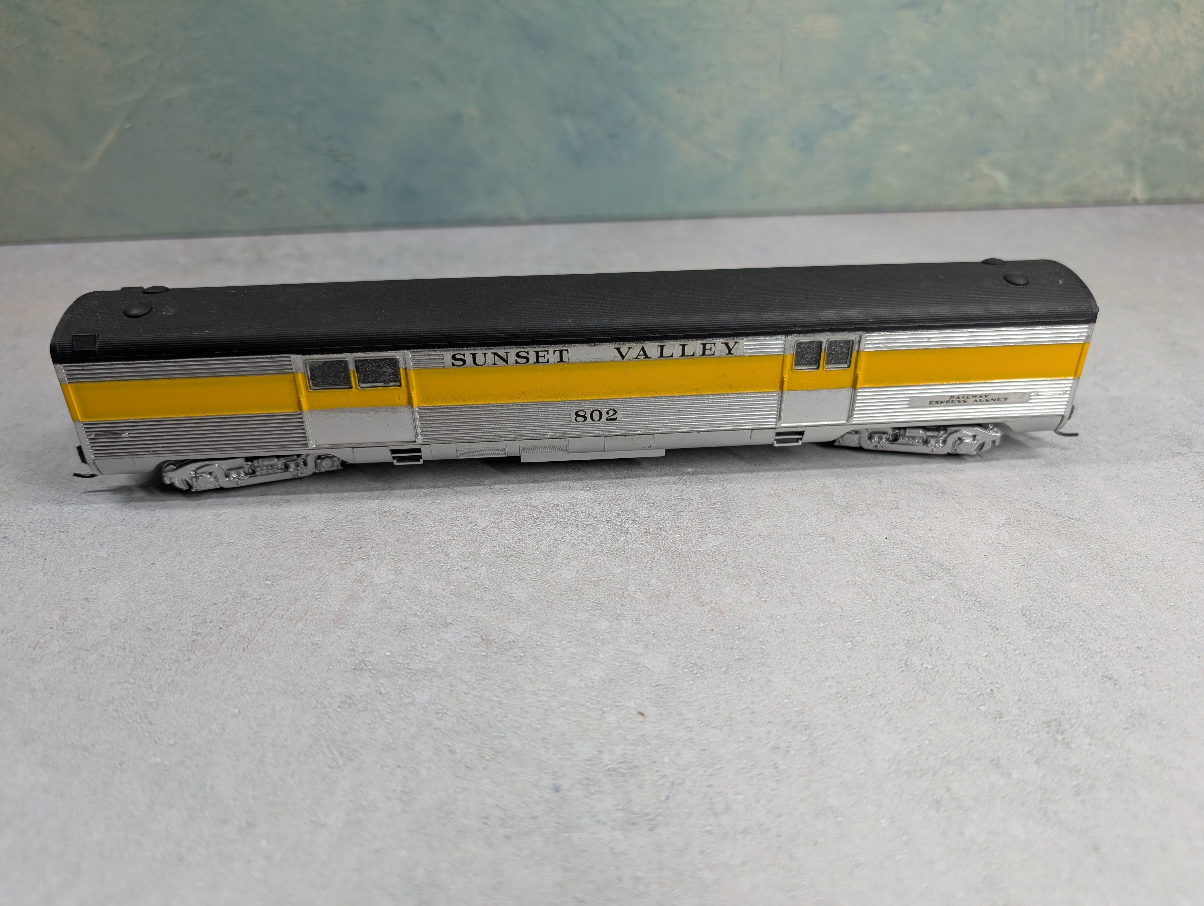 USED Athearn HO Scale Custom Railway Express Agency Passenger Car