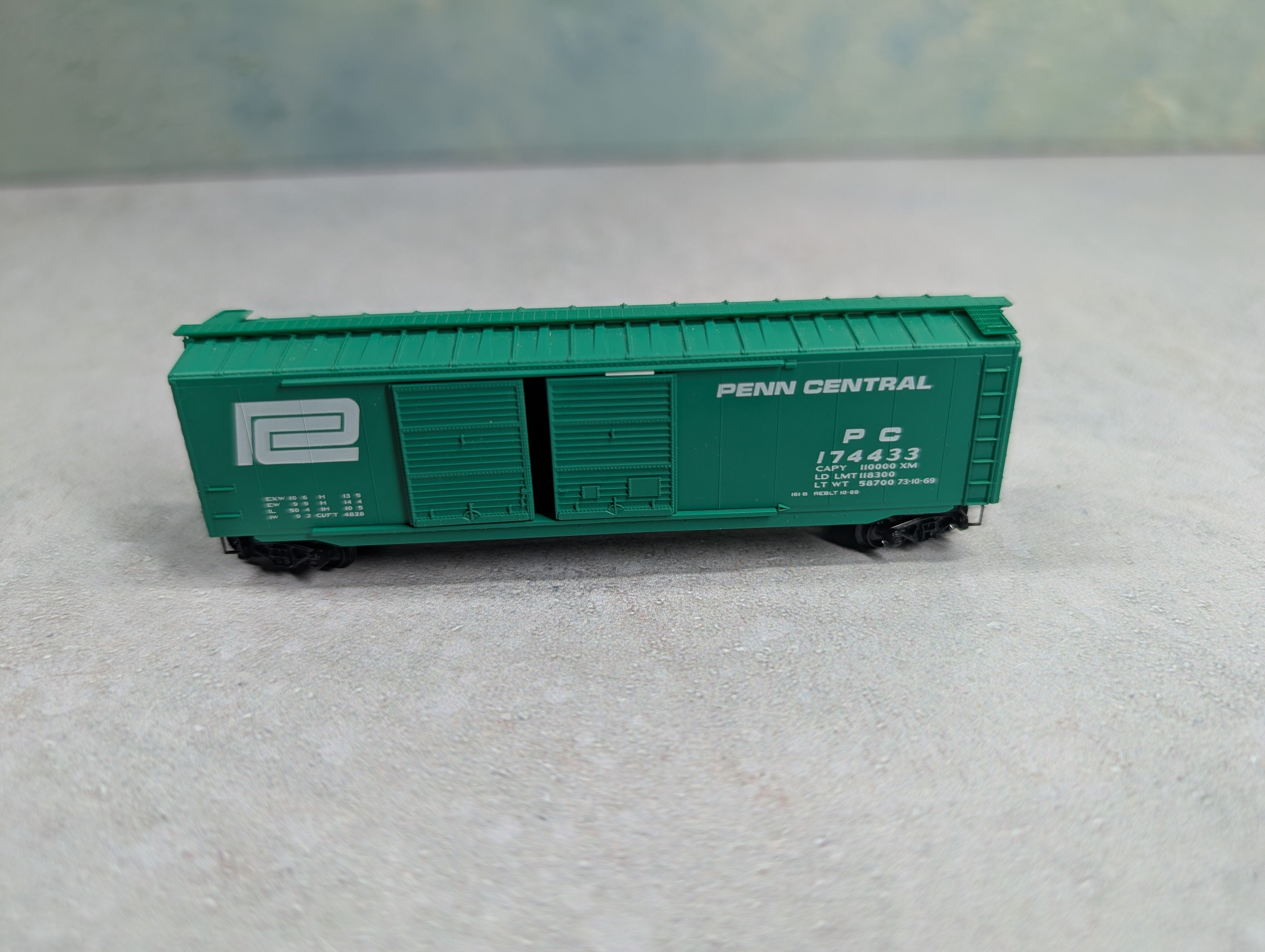USED Micro-Trains N Scale 50' DD Box Car Penn Central PC #174433 Knuckle Couplers