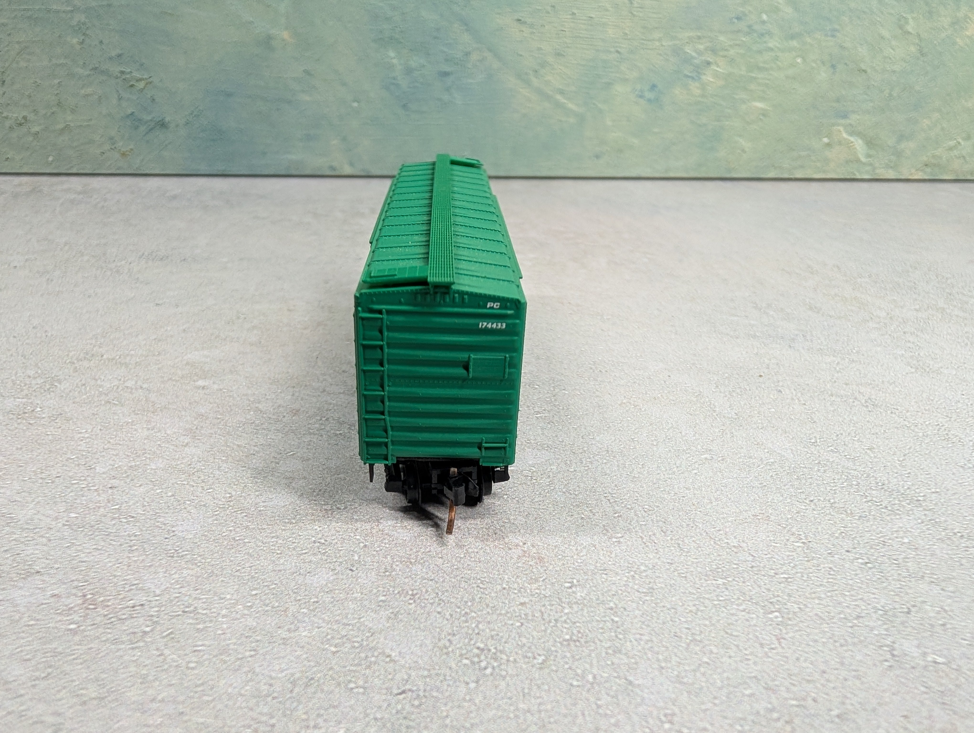 USED Micro-Trains N Scale 50' DD Box Car Penn Central PC #174433 Knuckle Couplers