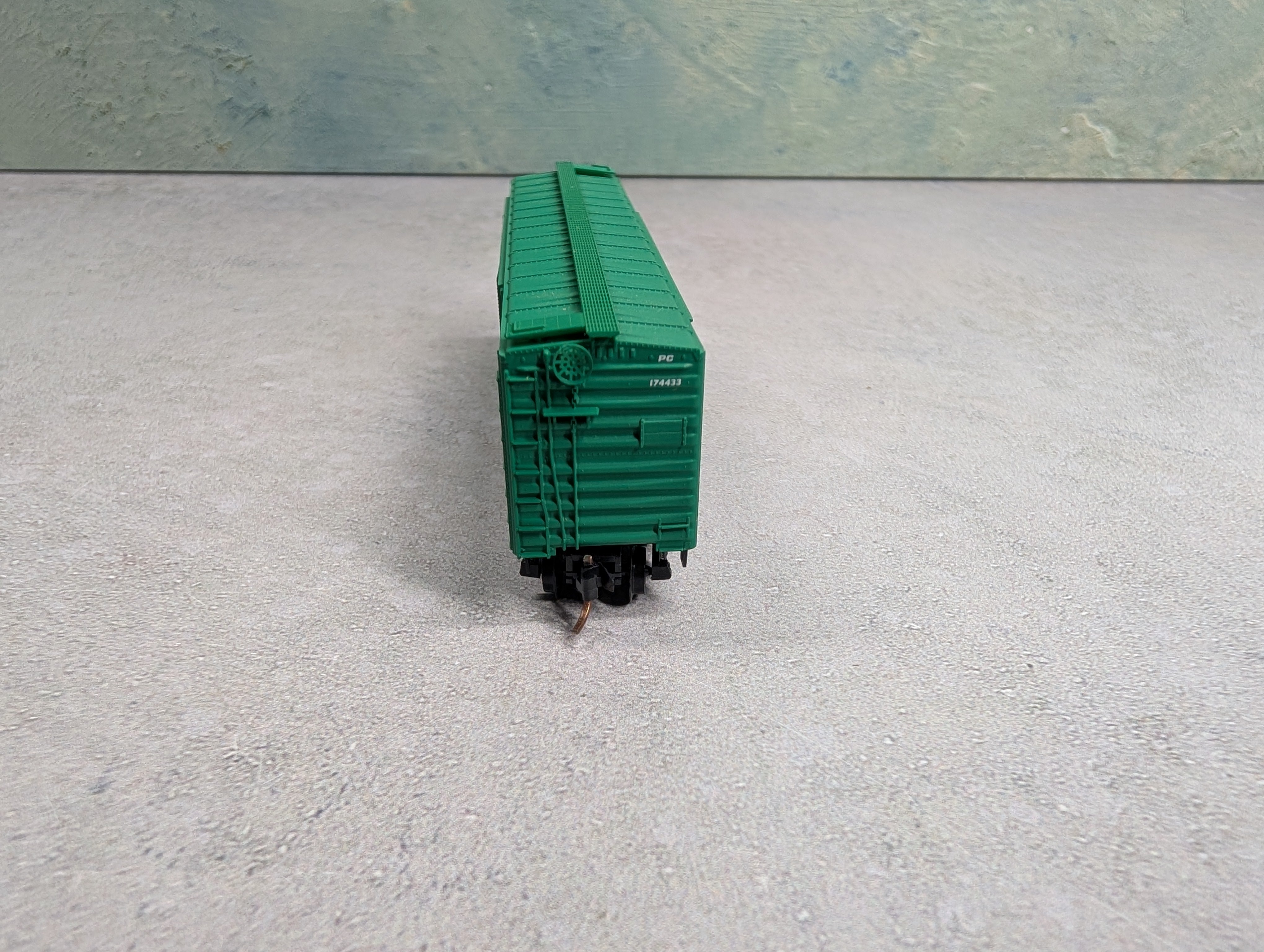 USED Micro-Trains N Scale 50' DD Box Car Penn Central PC #174433 Knuckle Couplers