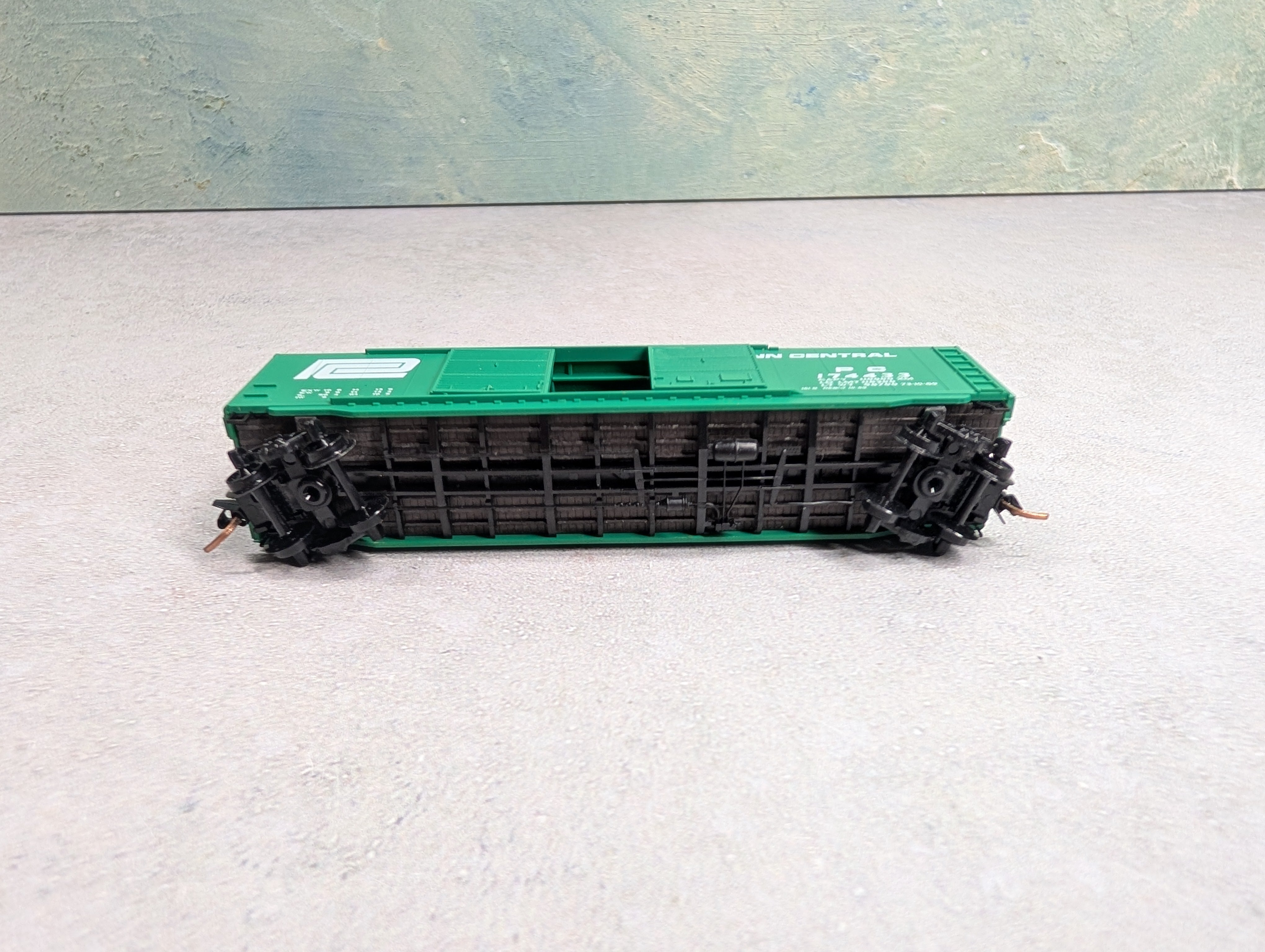 USED Micro-Trains N Scale 50' DD Box Car Penn Central PC #174433 Knuckle Couplers
