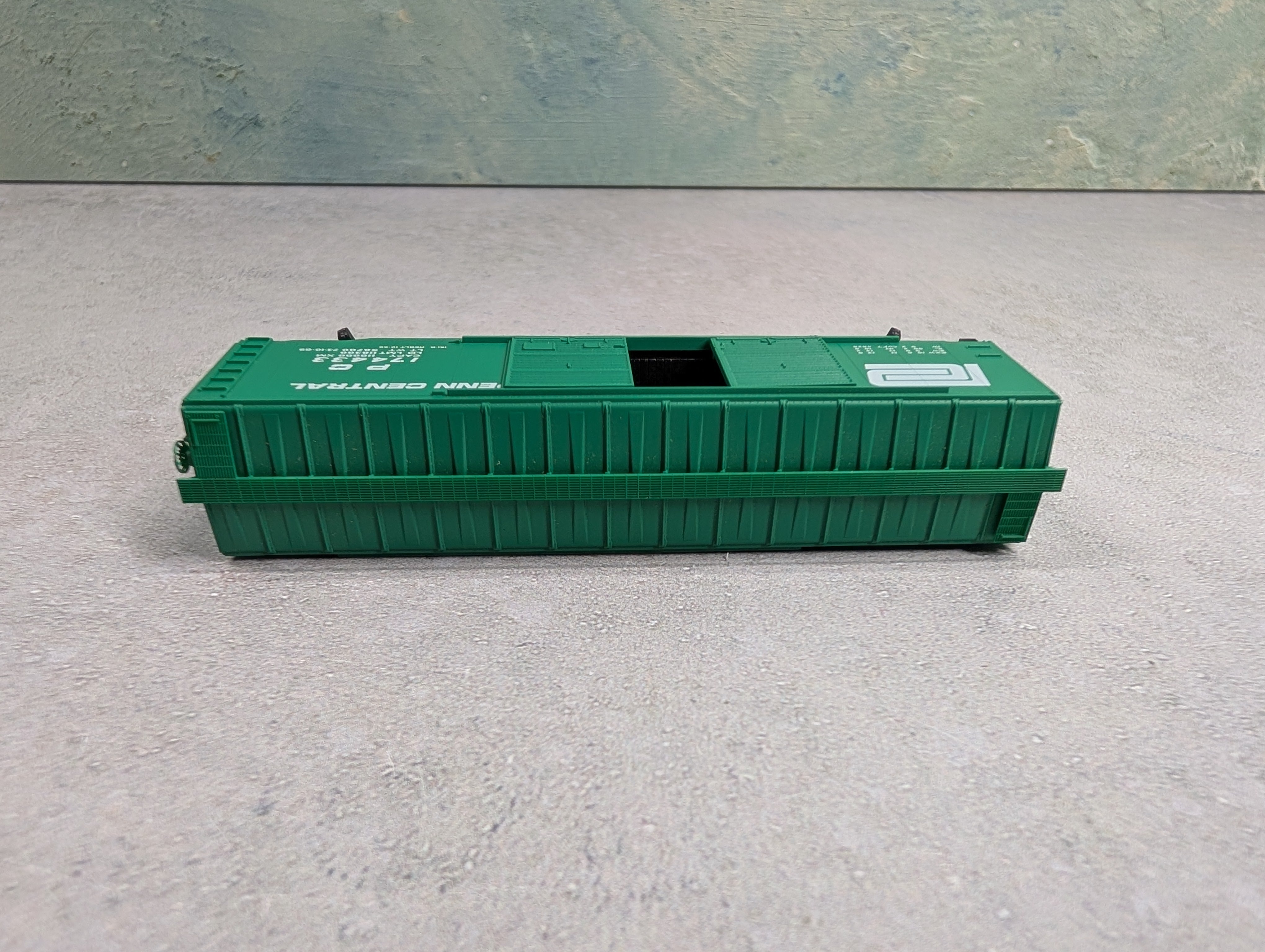 USED Micro-Trains N Scale 50' DD Box Car Penn Central PC #174433 Knuckle Couplers