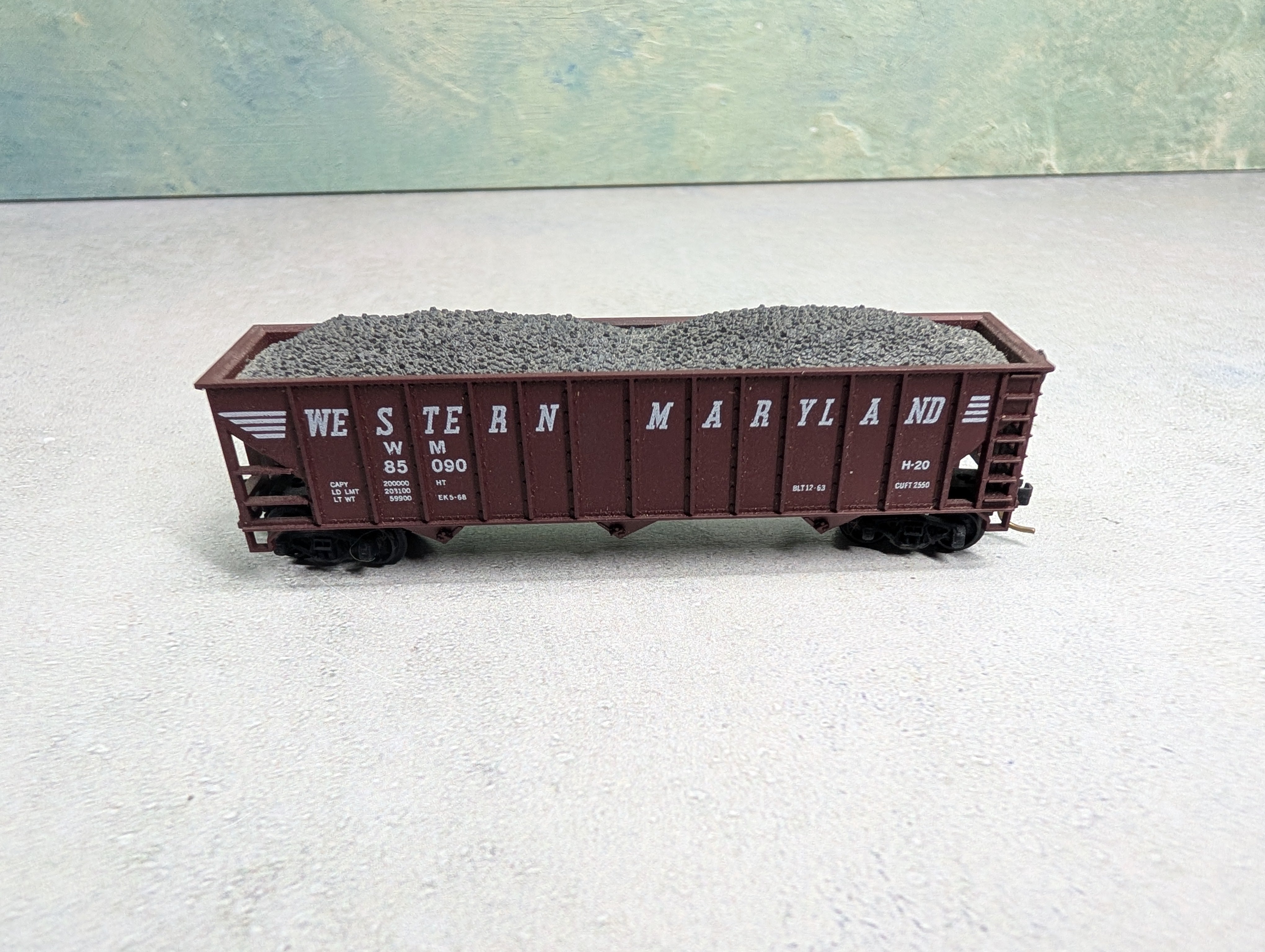 USED Atlas N Scale 90 Ton 3 Bay Hopper Western Maryland WM #85090 w/ Load, Knuckle Couplers