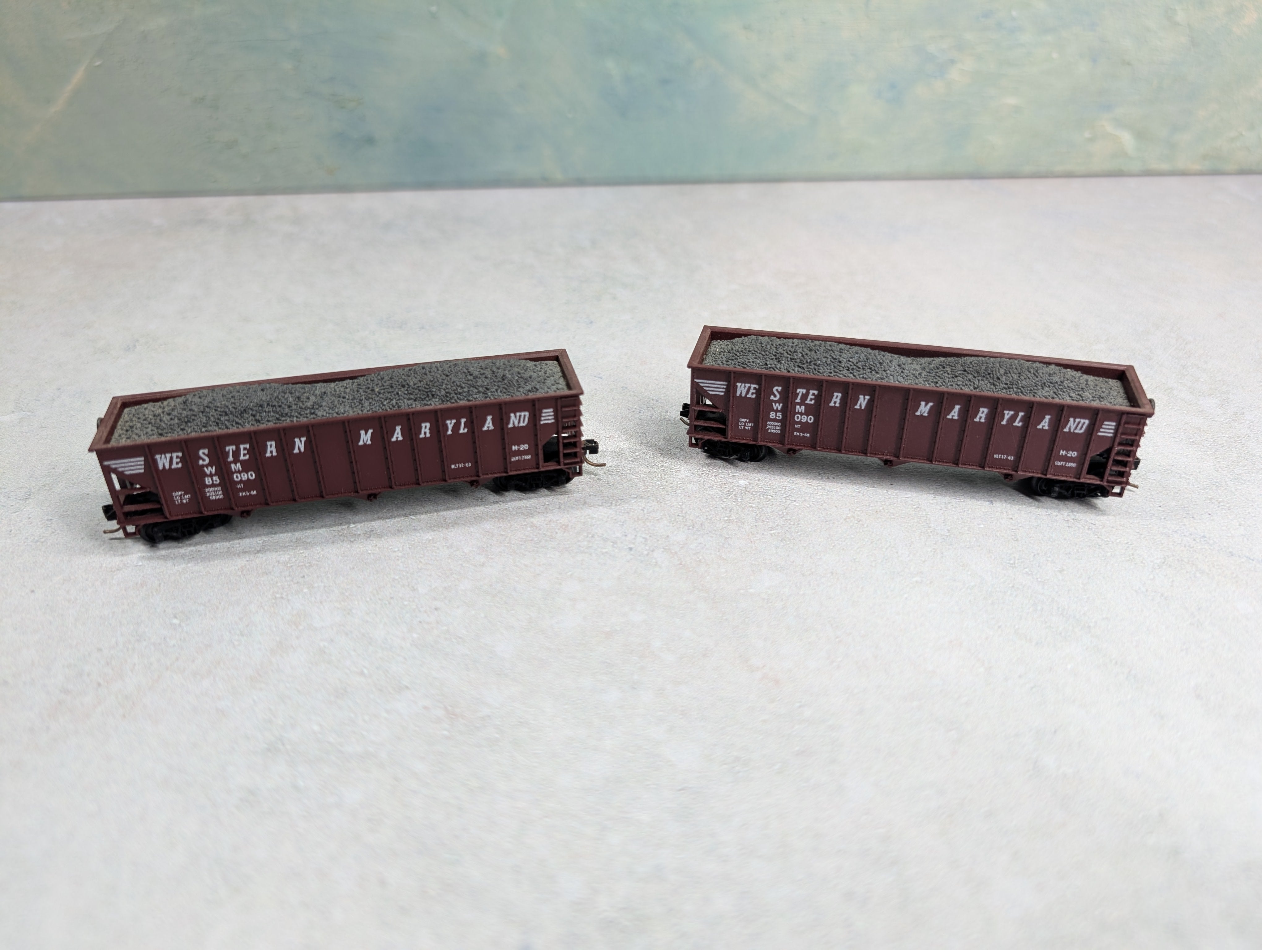 USED Atlas N Scale 90 Ton 3 Bay Hopper Western Maryland WM #85090 w/ Load, Knuckle Couplers (2 pcs)