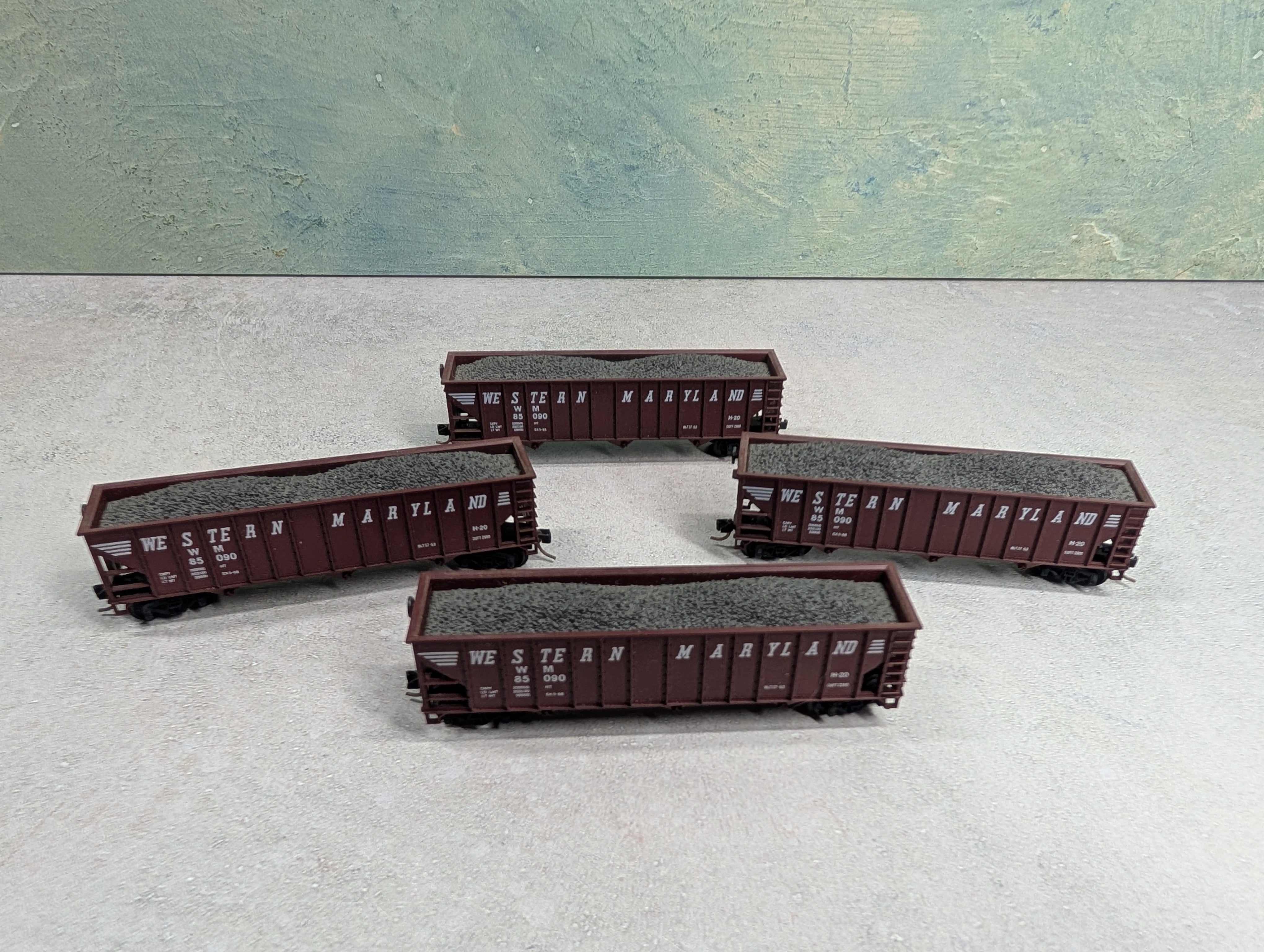USED Atlas N Scale 90 Ton 3 Bay Hopper Western Maryland WM #85090 w/ Load, Knuckle Couplers (4 pcs)