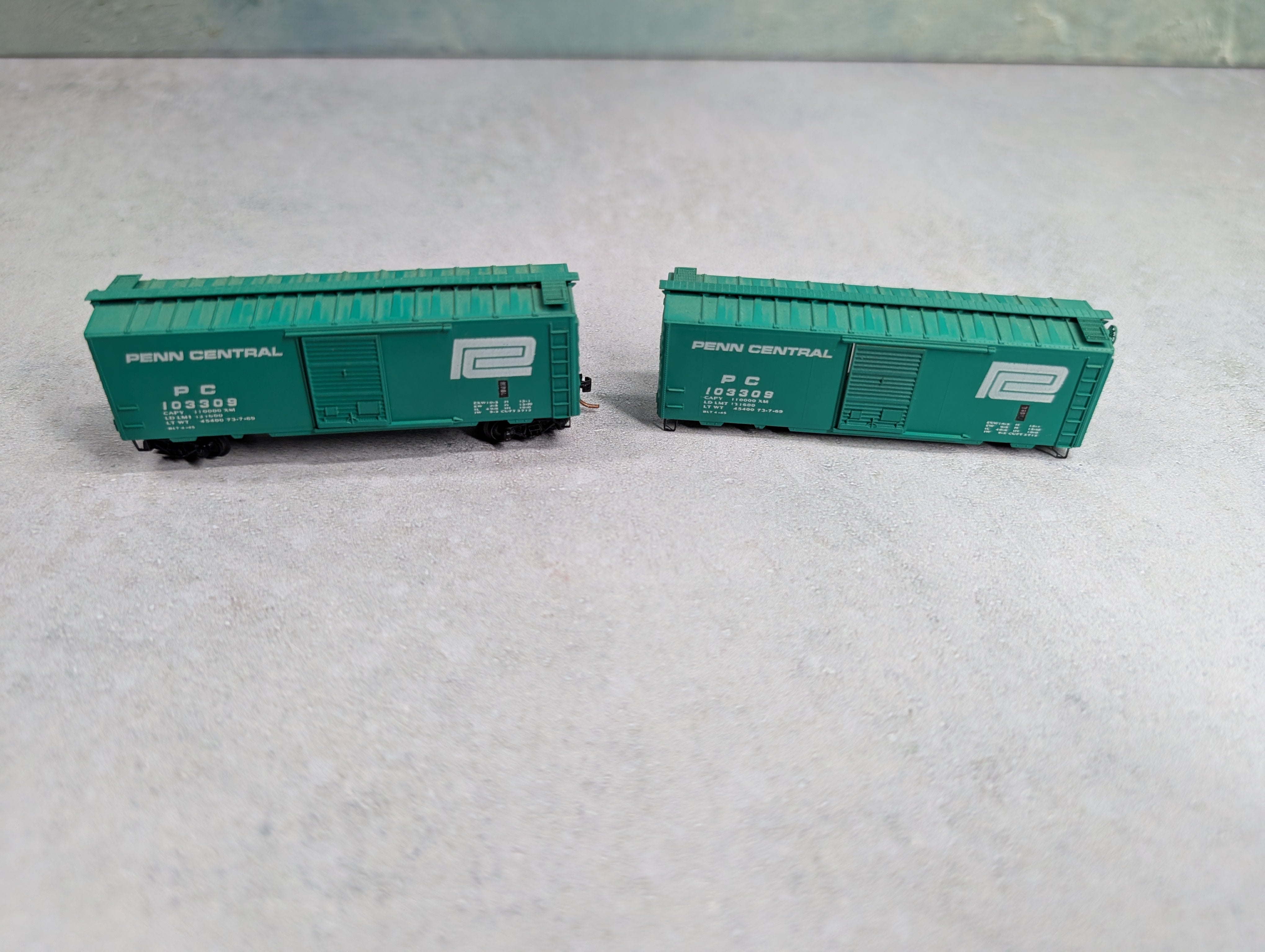 USED Micro-Trains N Scale 40' Box Cars Penn Central PC #103309 (2 pcs)
