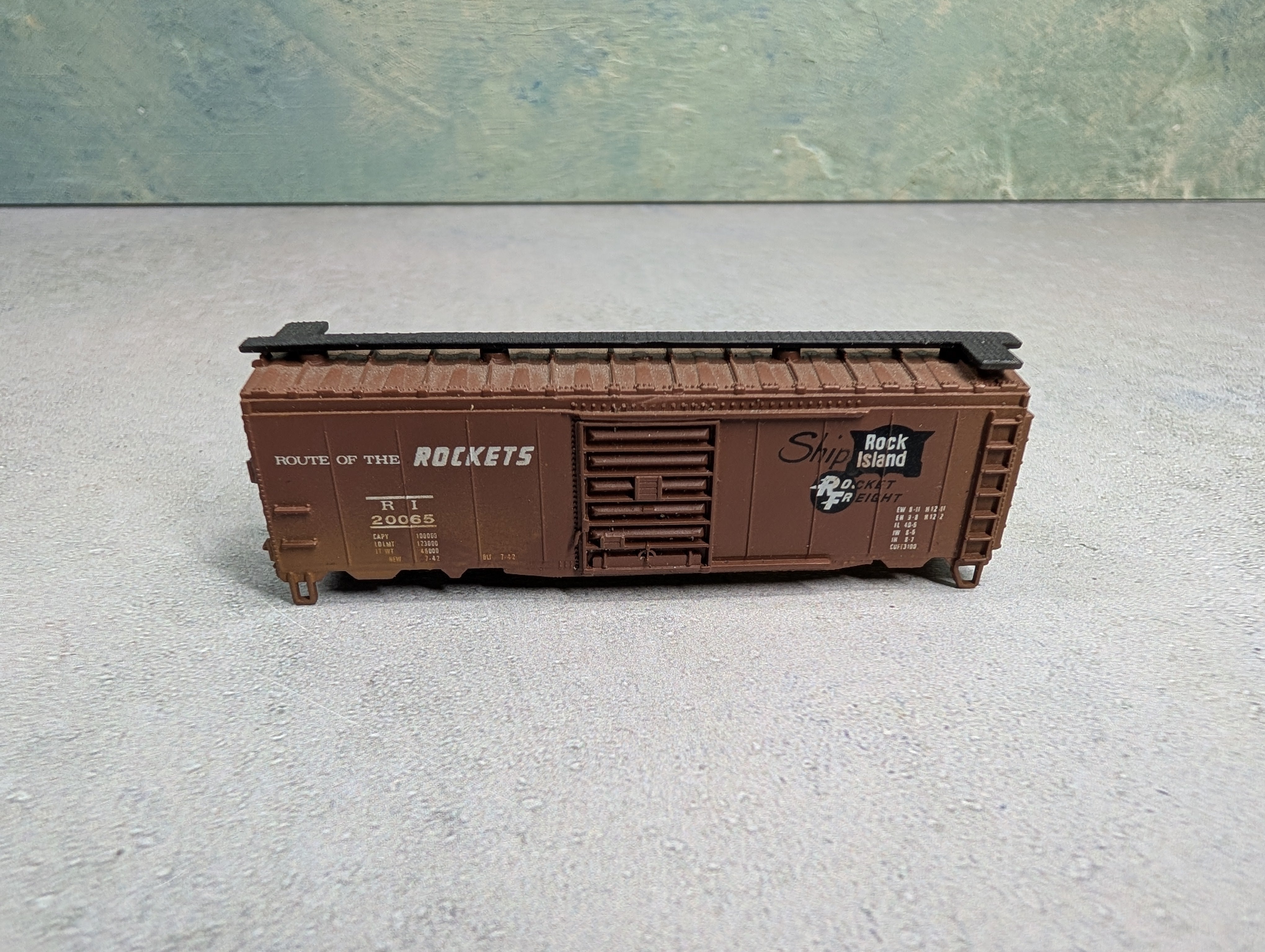 USED Bachmann N Scale 40' Box Car Rock Island RI #20065 Light Weathered Shell Only