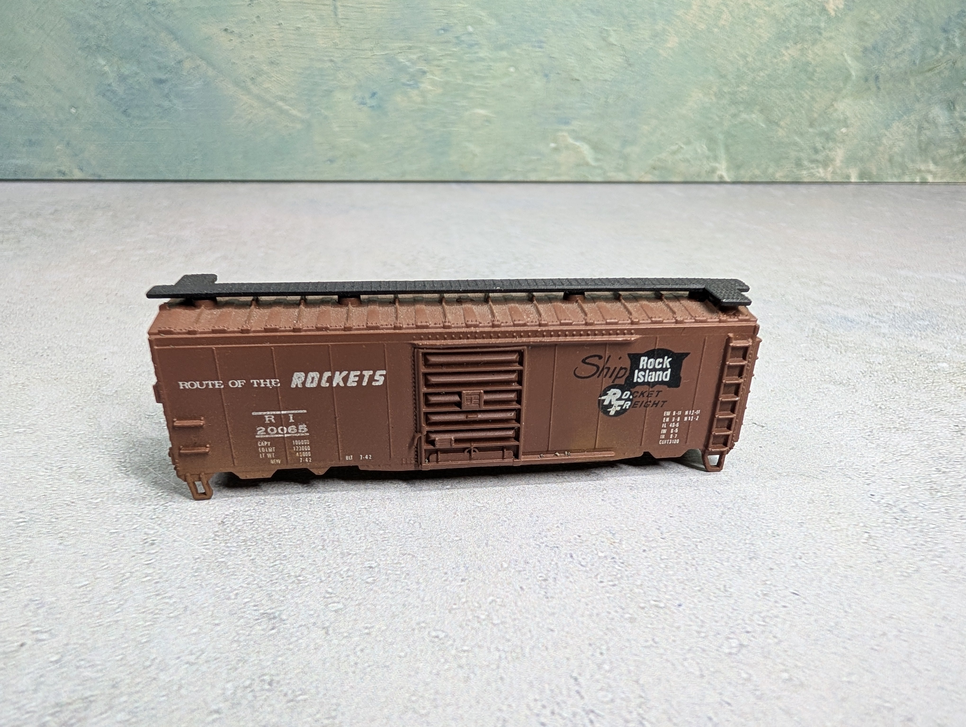 USED Bachmann N Scale 40' Box Car Rock Island RI #20065 Light Weathered Shell Only