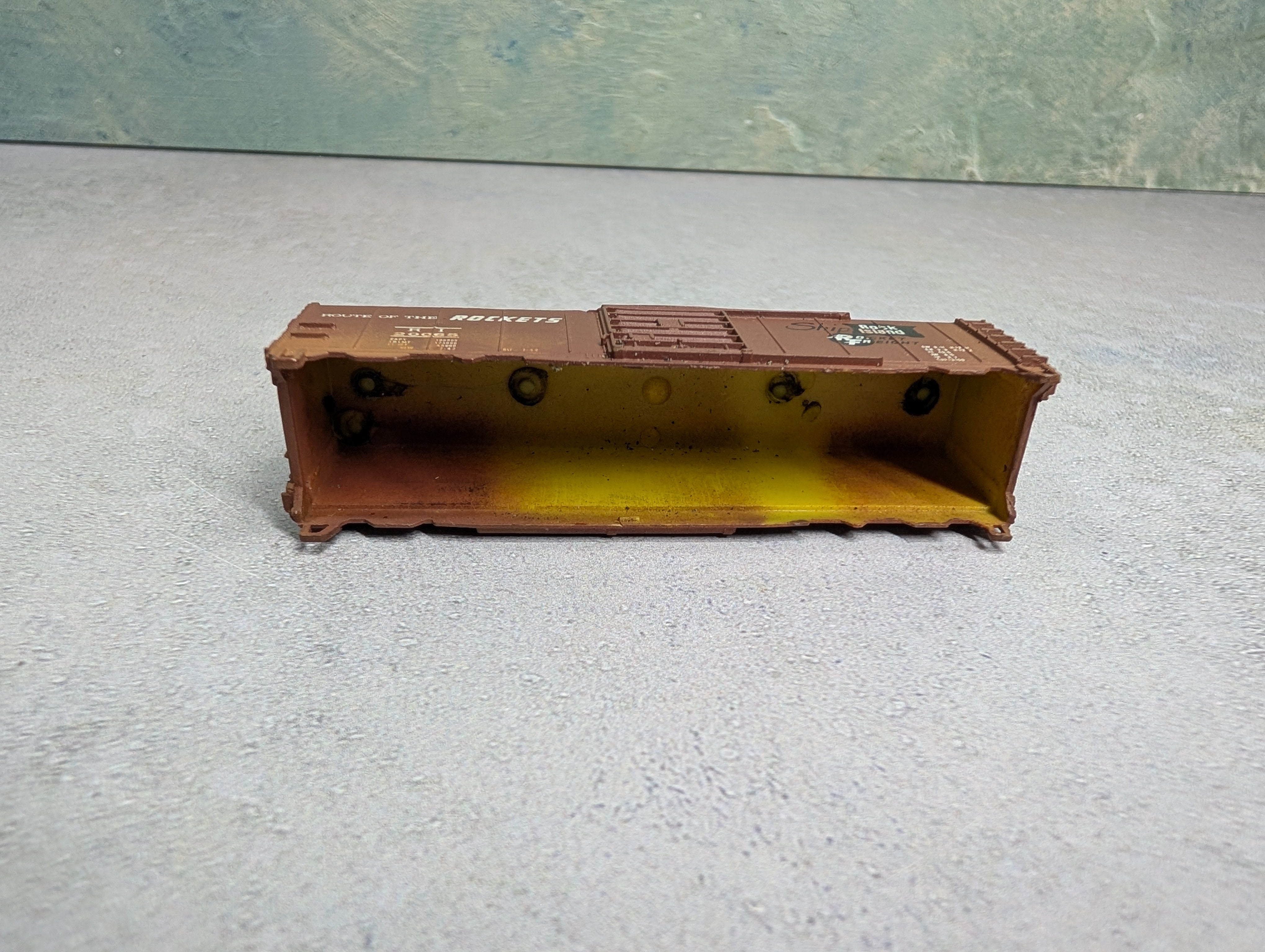 USED Bachmann N Scale 40' Box Car Rock Island RI #20065 Light Weathered Shell Only
