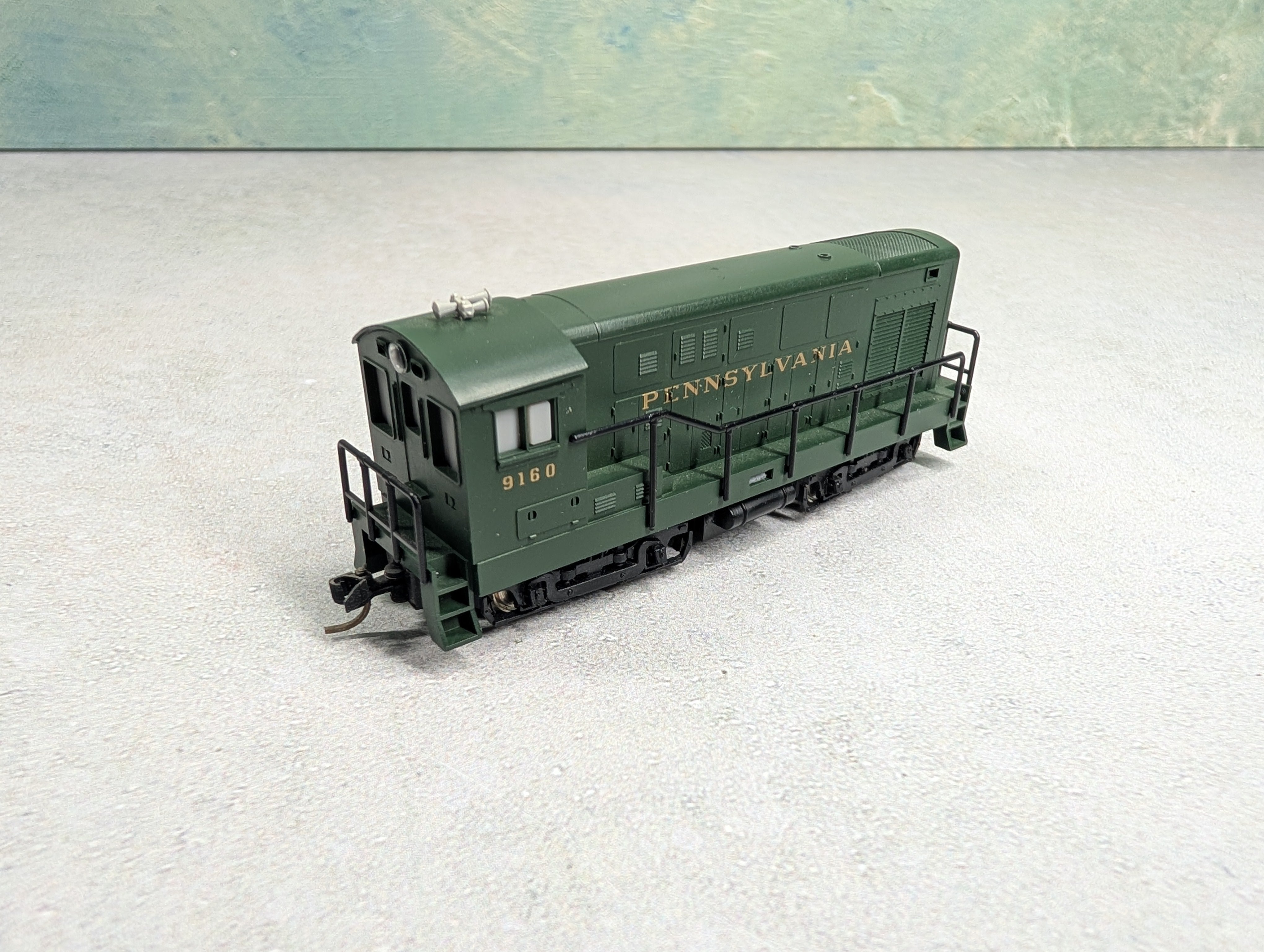 USED Minitrix N Scale FM H-12-44 Diesel Locomotive Pennsylvania #9160 Runs DC