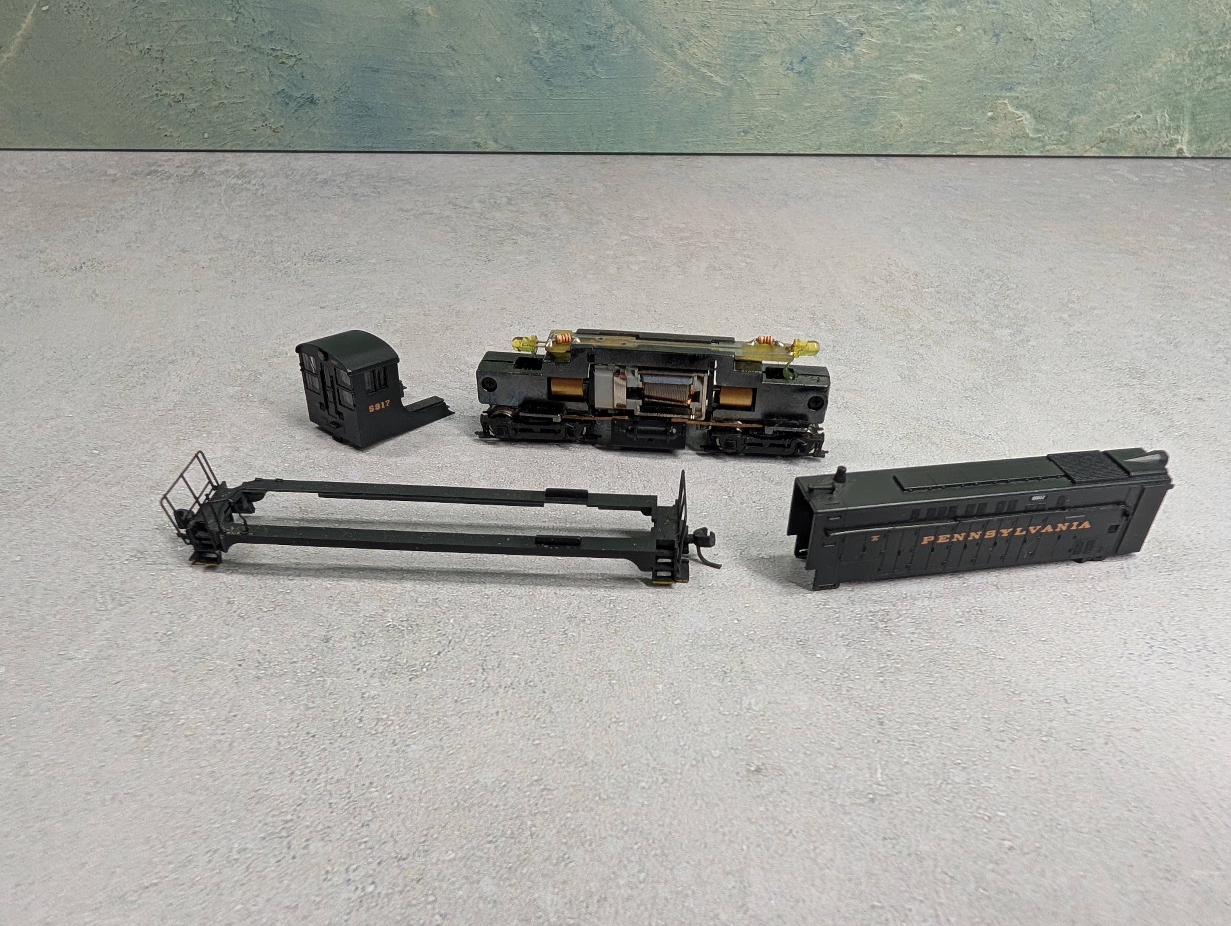 USED Atlas N Scale VO-1000 Diesel Locomotive Pennsylvania #5917 Parts/Repair DC