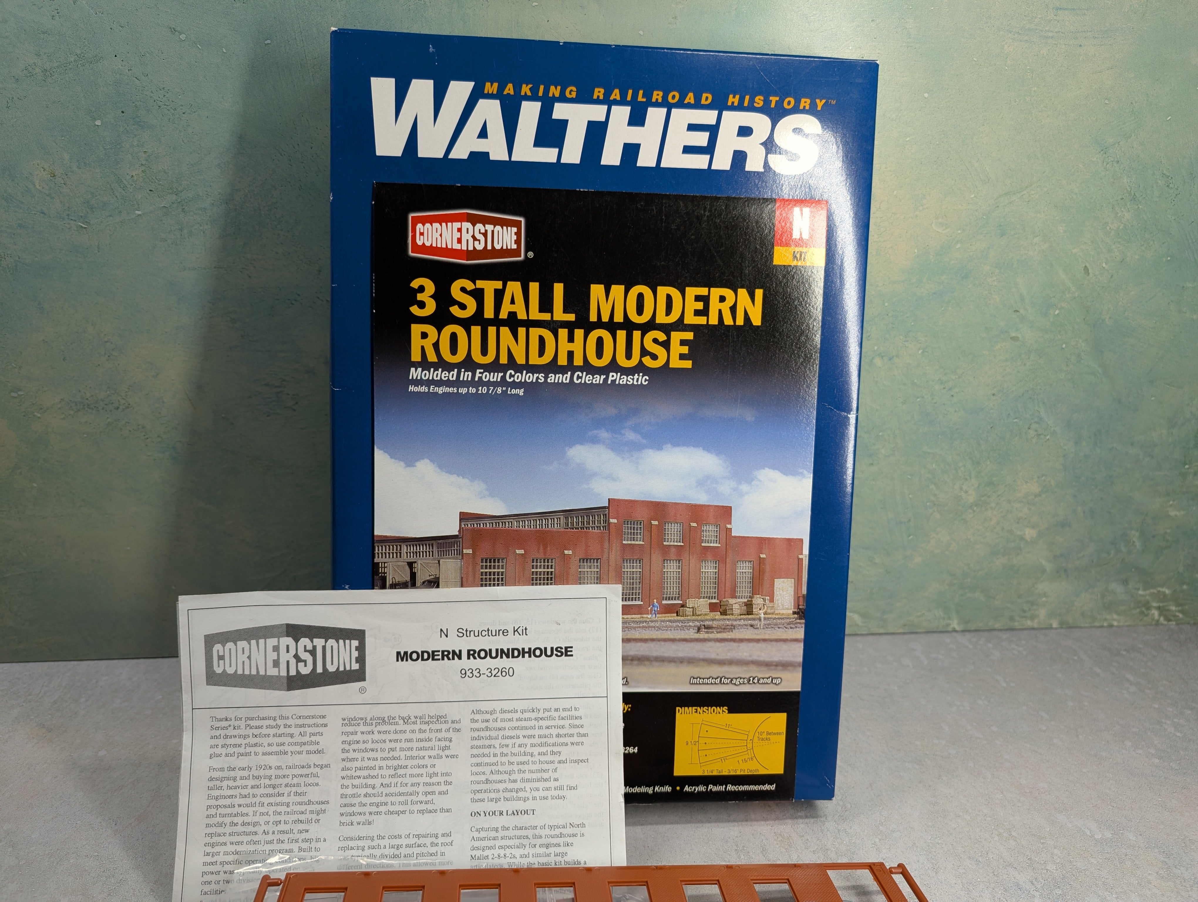 USED Walthers 933-3260 N Scale Cornerstone 3 Stall Modern Roundhouse Building KIT