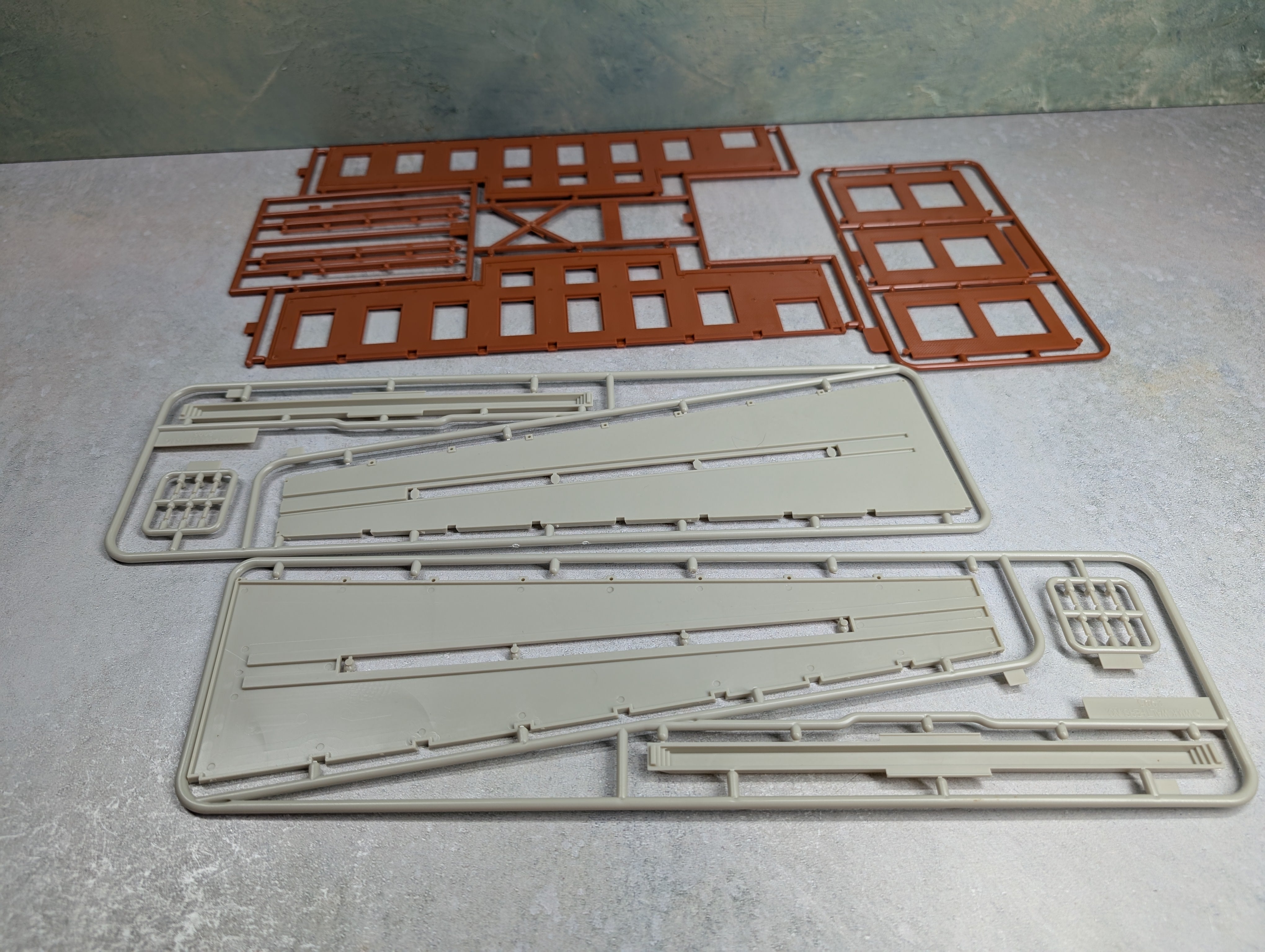 USED Walthers 933-3260 N Scale Cornerstone 3 Stall Modern Roundhouse Building KIT