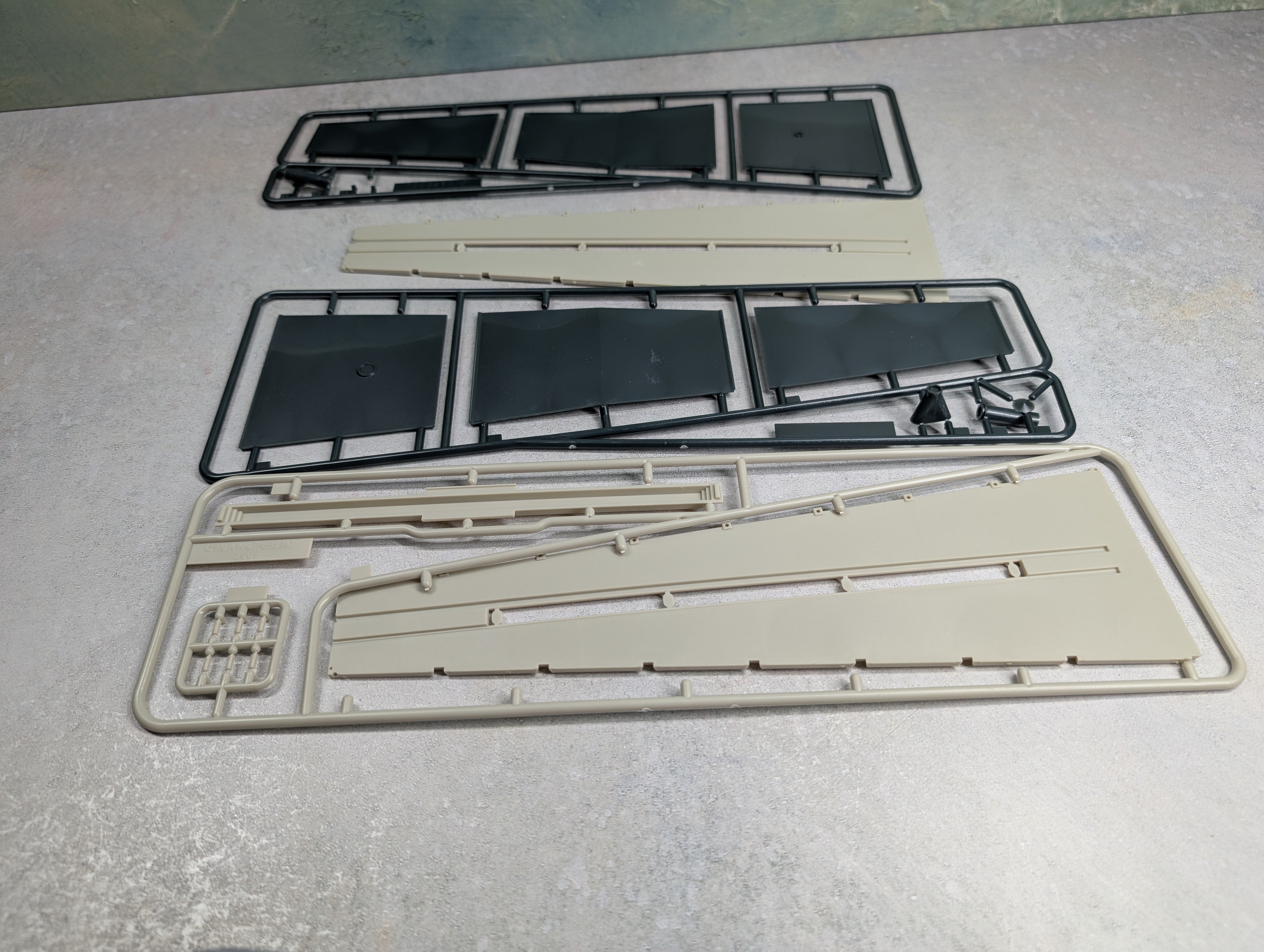 USED Walthers 933-3260 N Scale Cornerstone 3 Stall Modern Roundhouse Building KIT