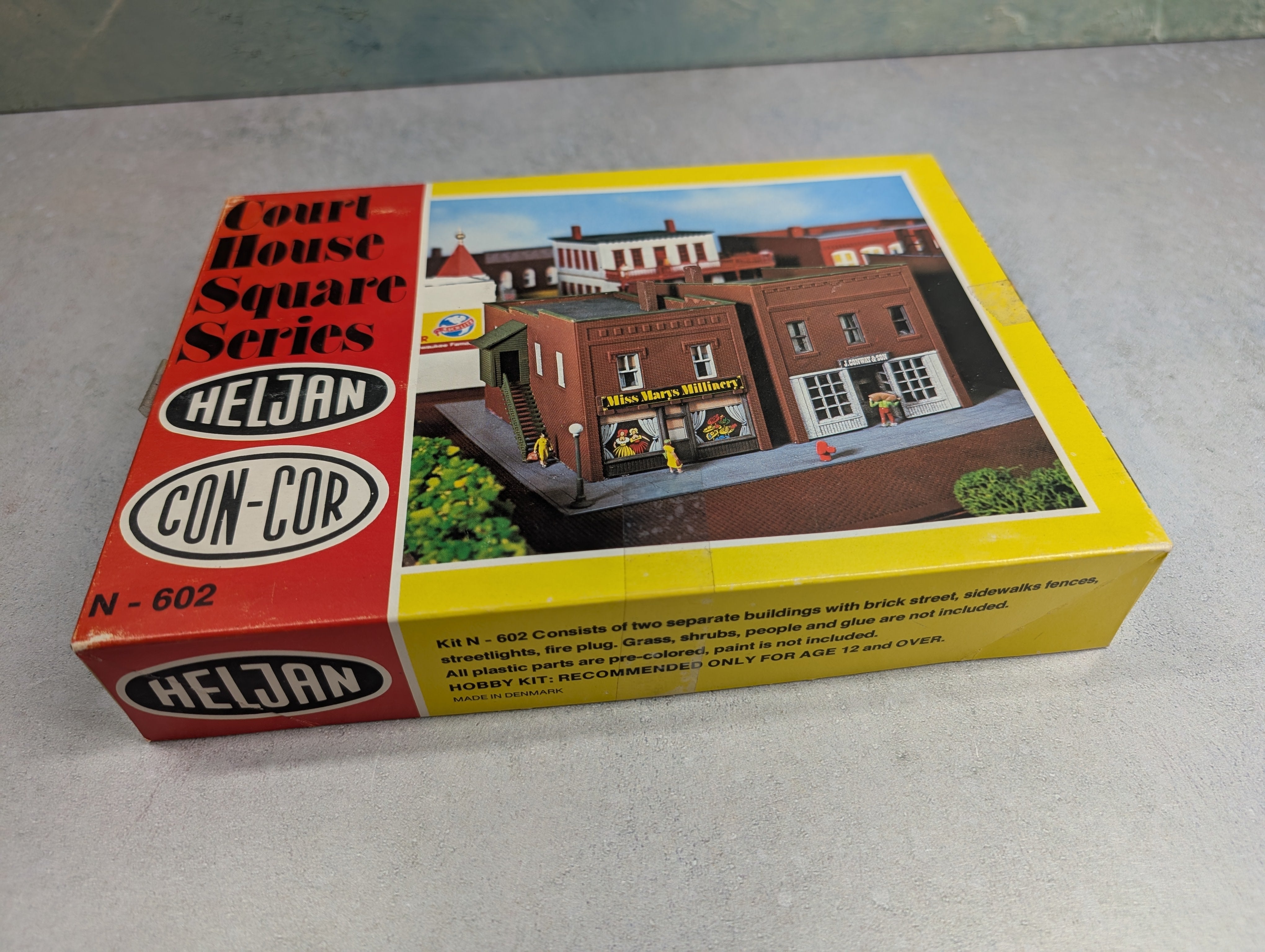 USED Heljan 602 N Scale Two Typical Early 1900's Brick Storefront Buildings KIT