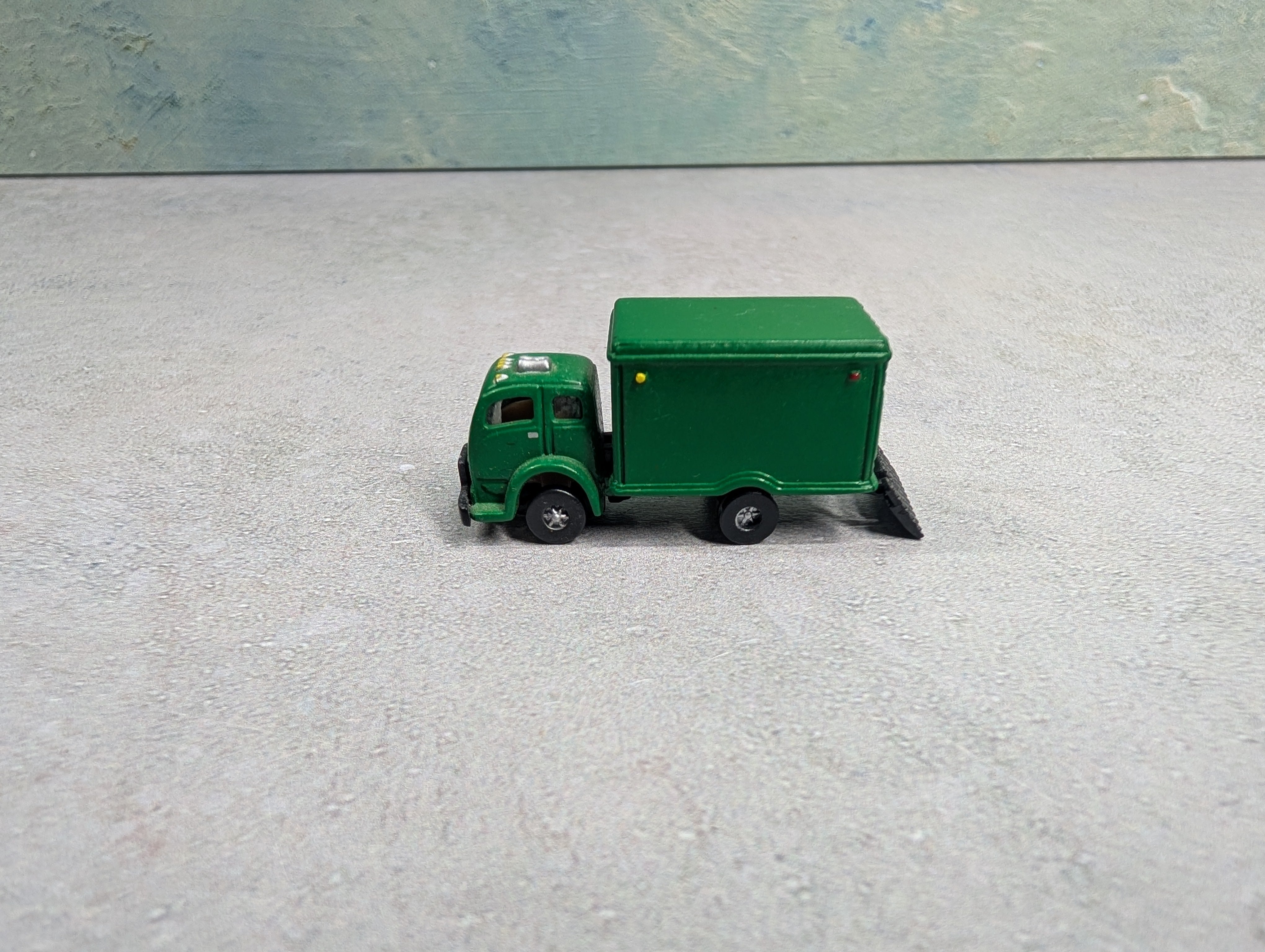 USED Classic Metal Works N Scale Green Box Truck with Moving Lift Gate