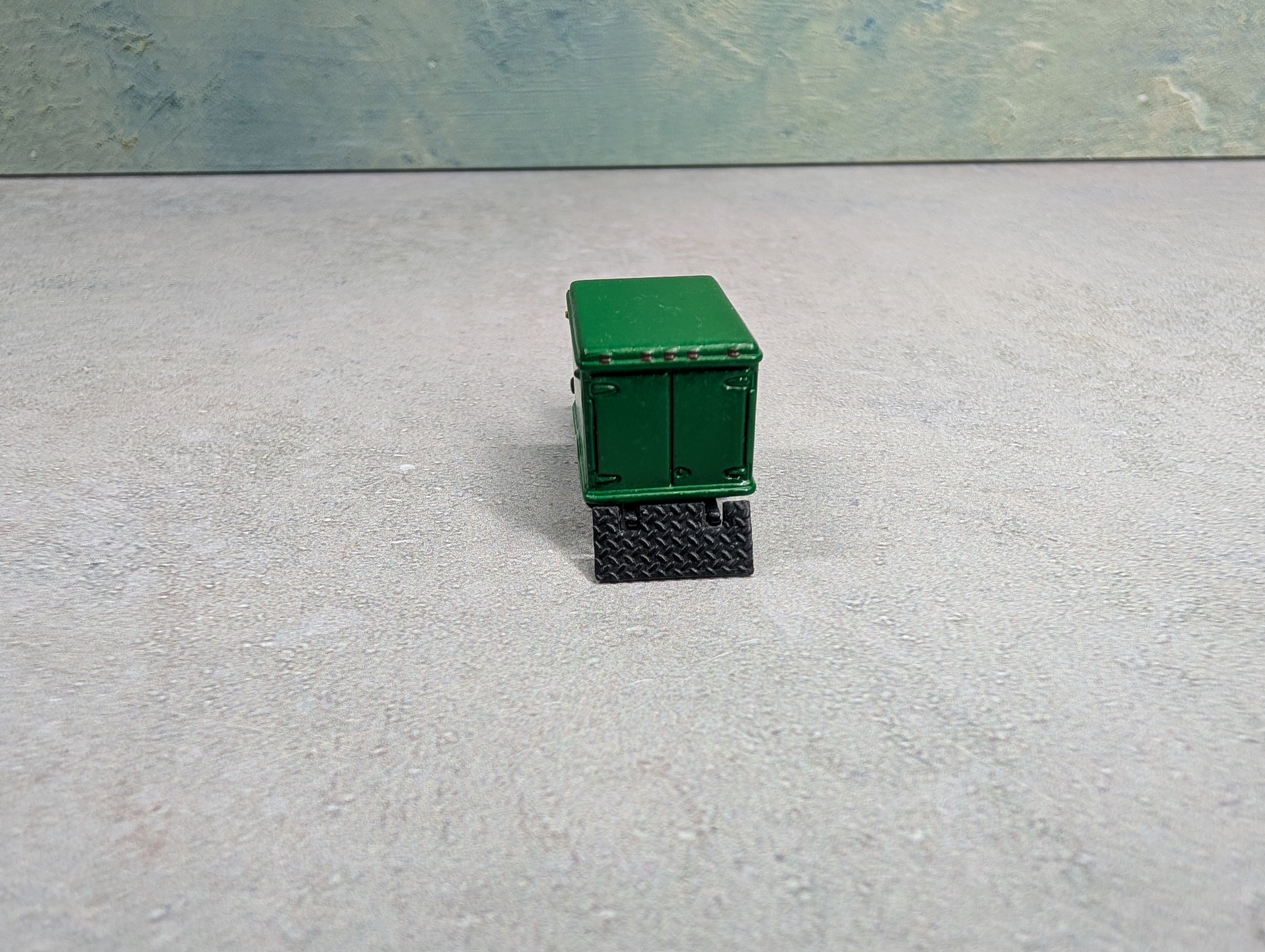USED Classic Metal Works N Scale Green Box Truck with Moving Lift Gate