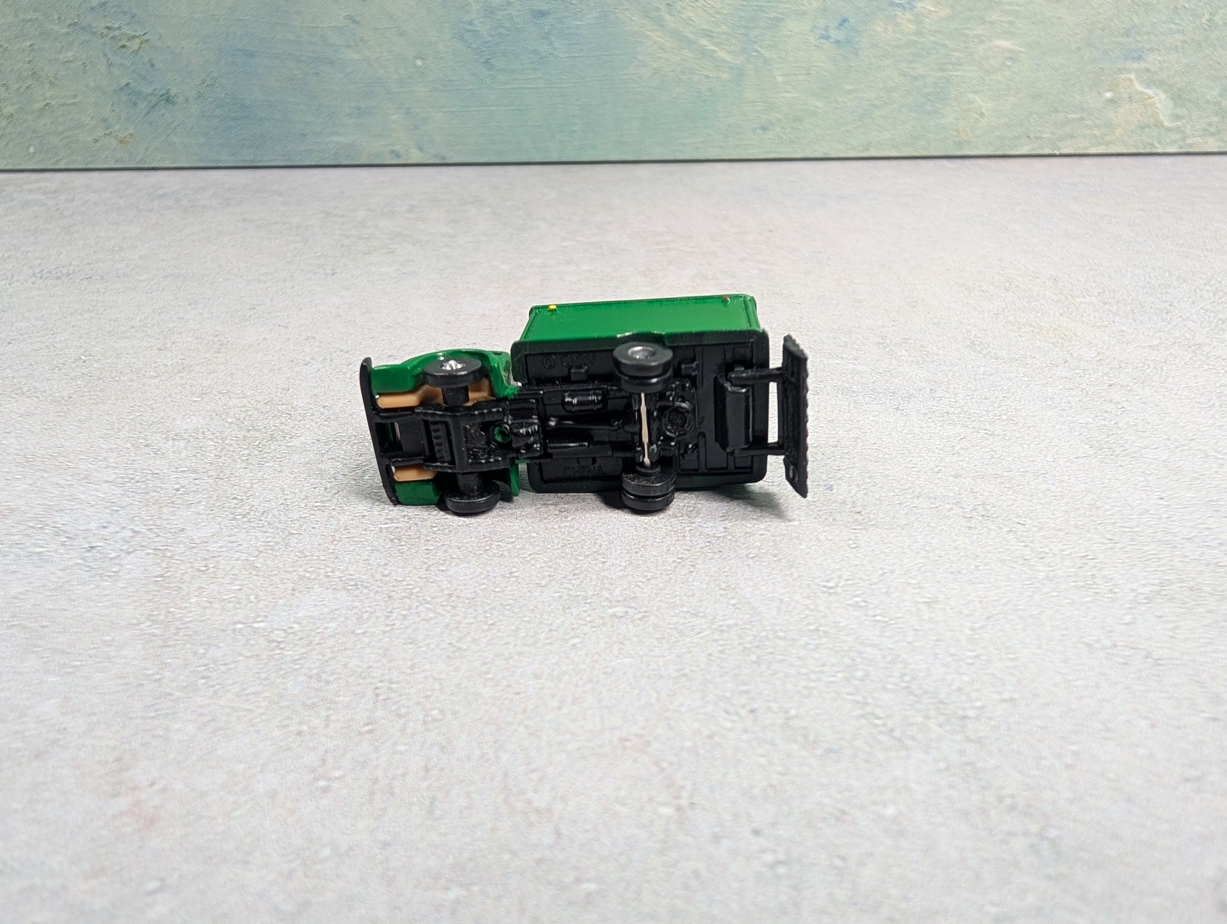 USED Classic Metal Works N Scale Green Box Truck with Moving Lift Gate