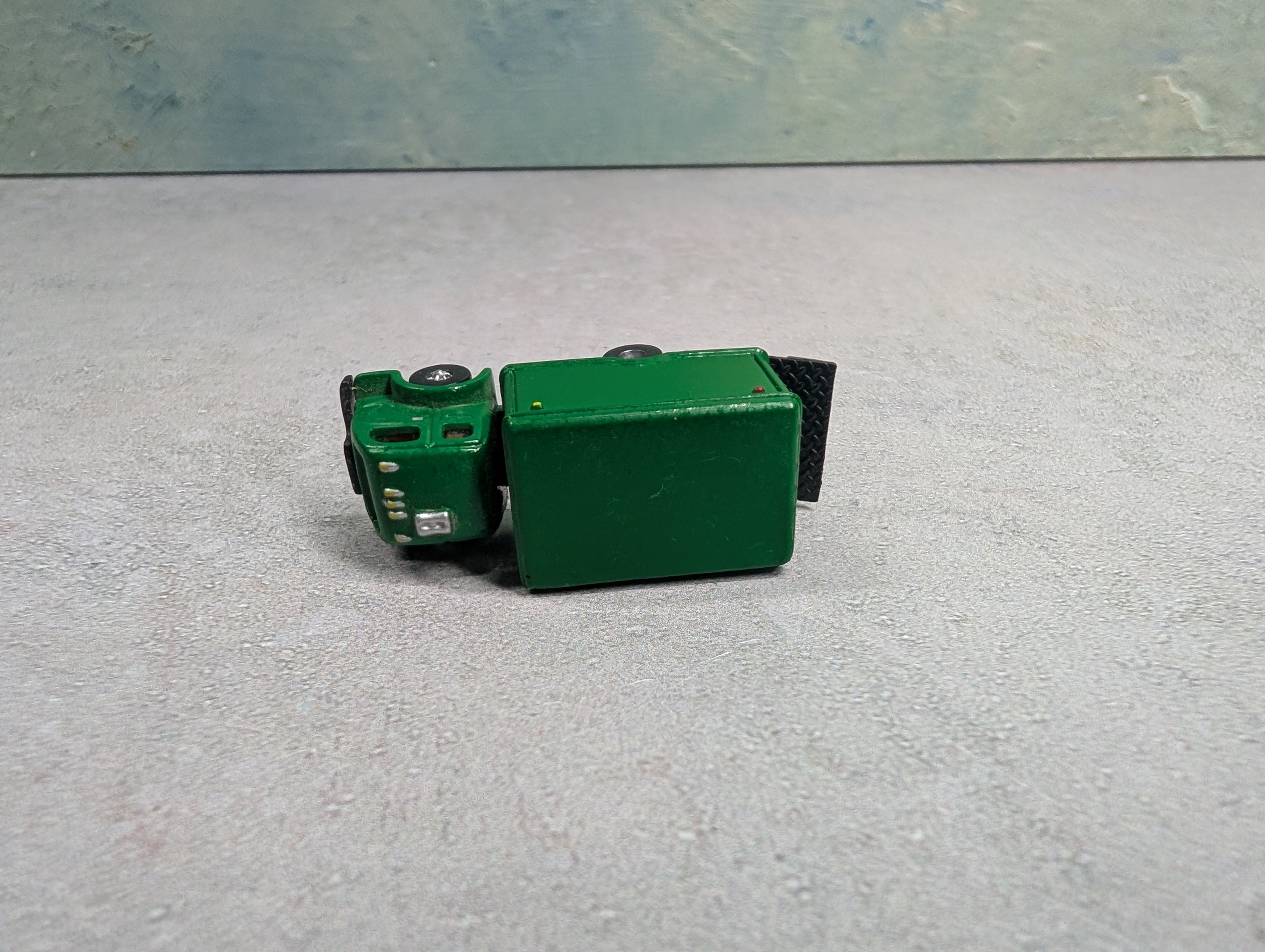 USED Classic Metal Works N Scale Green Box Truck with Moving Lift Gate