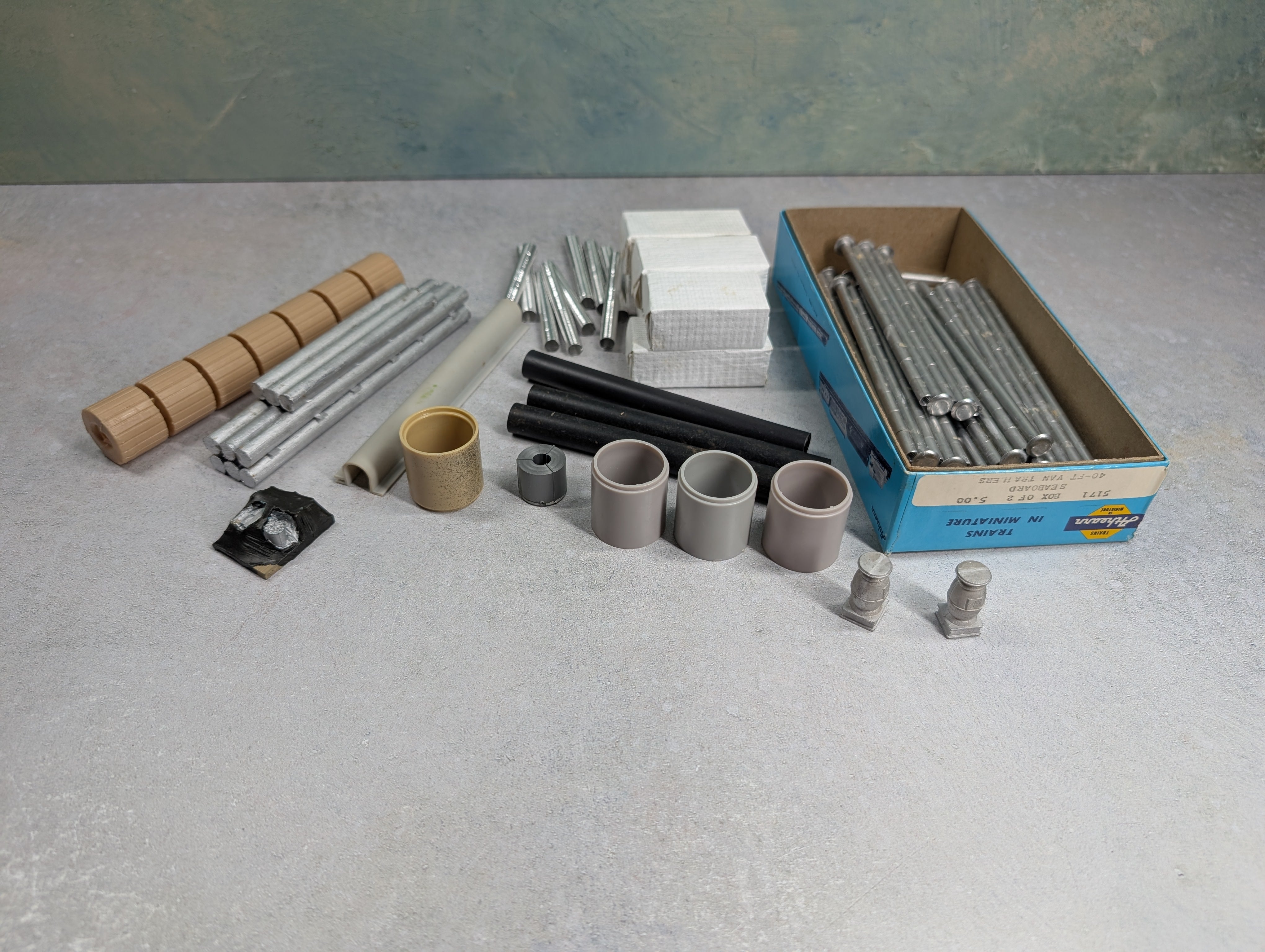 USED HO Scale Lot of Various Freight Car Loads