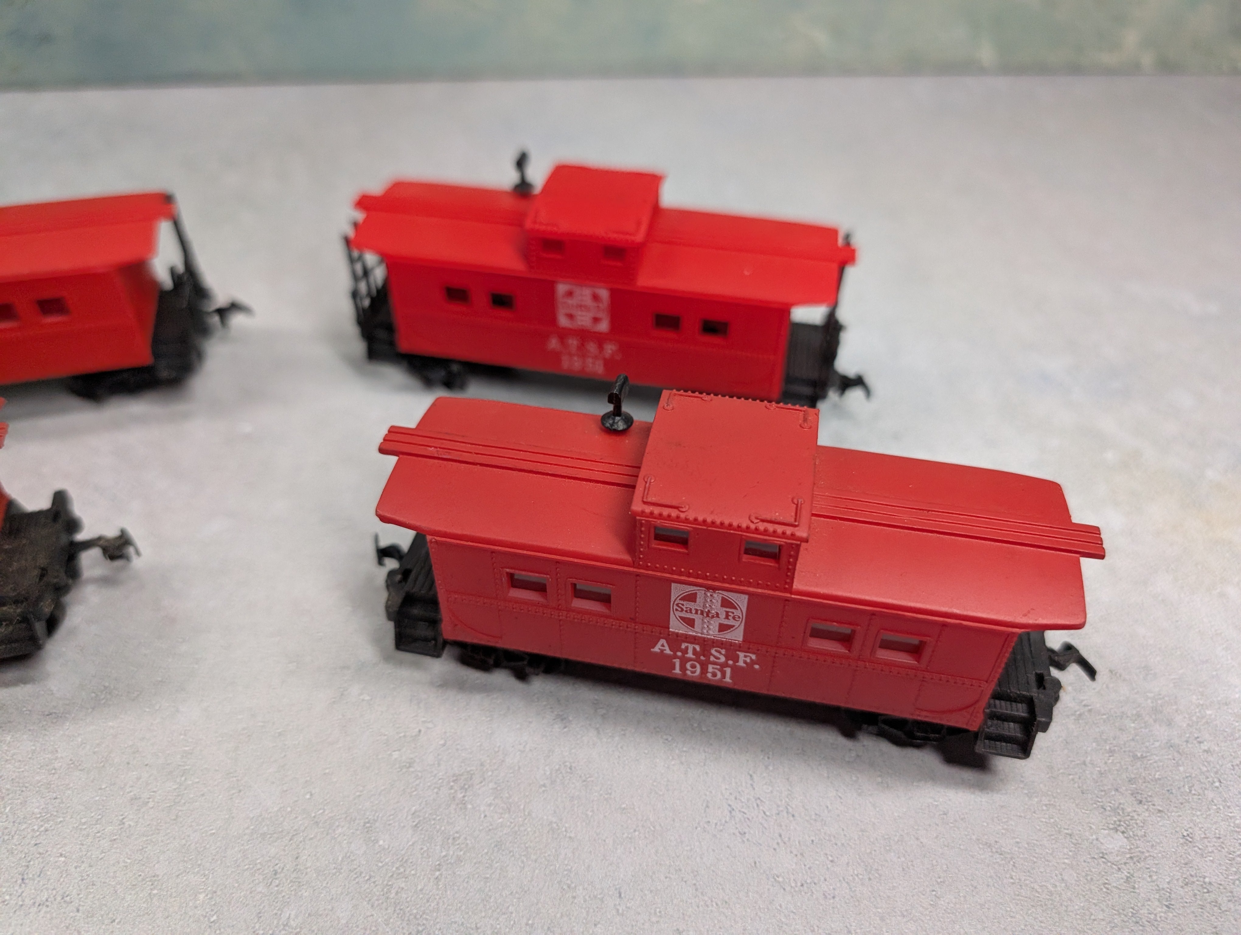 USED Life-Like HO Scale Lot of Cabooses Santa Fe ATSF #1951 (4 pcs)