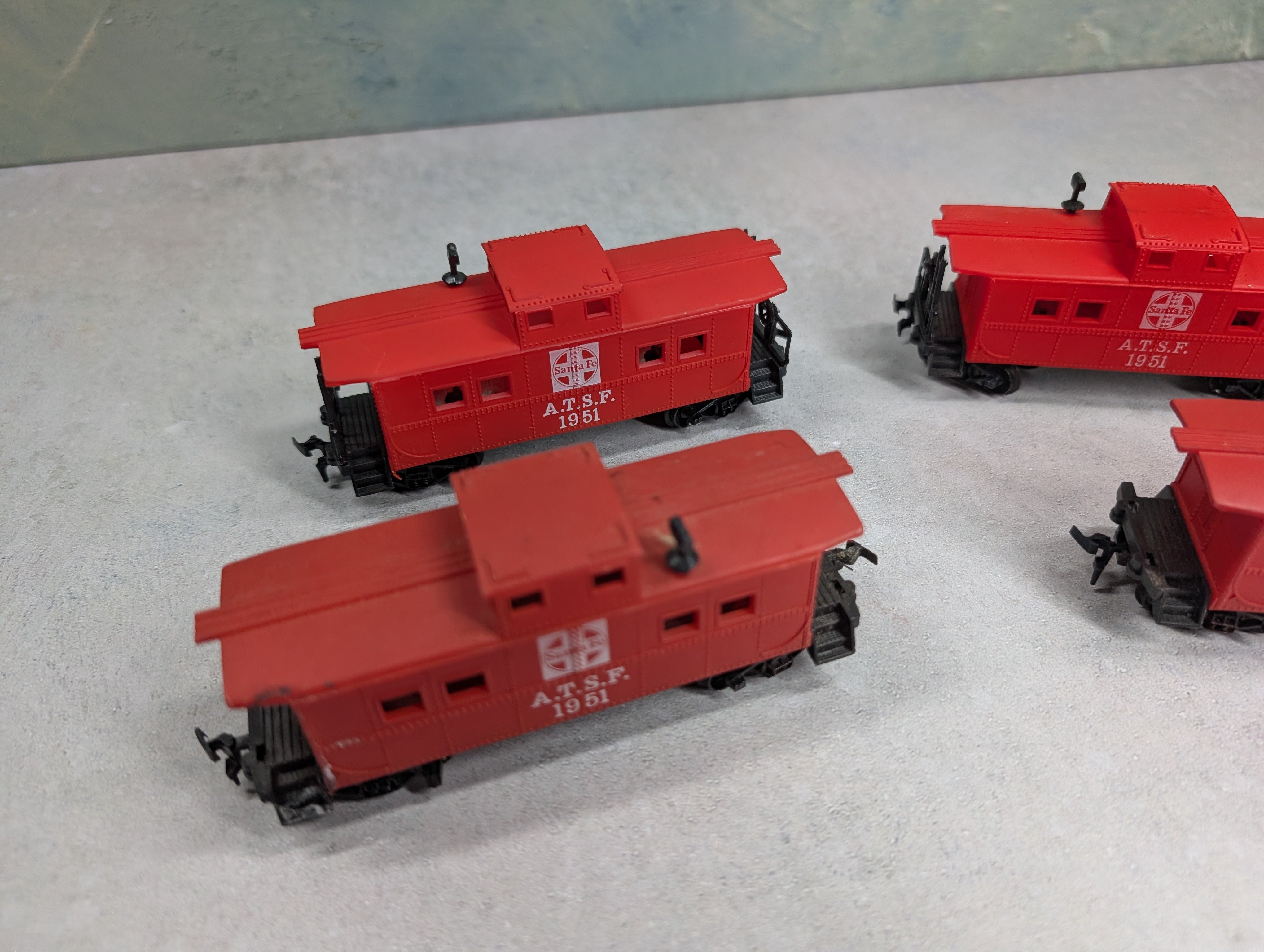 USED Life-Like HO Scale Lot of Cabooses Santa Fe ATSF #1951 (4 pcs)