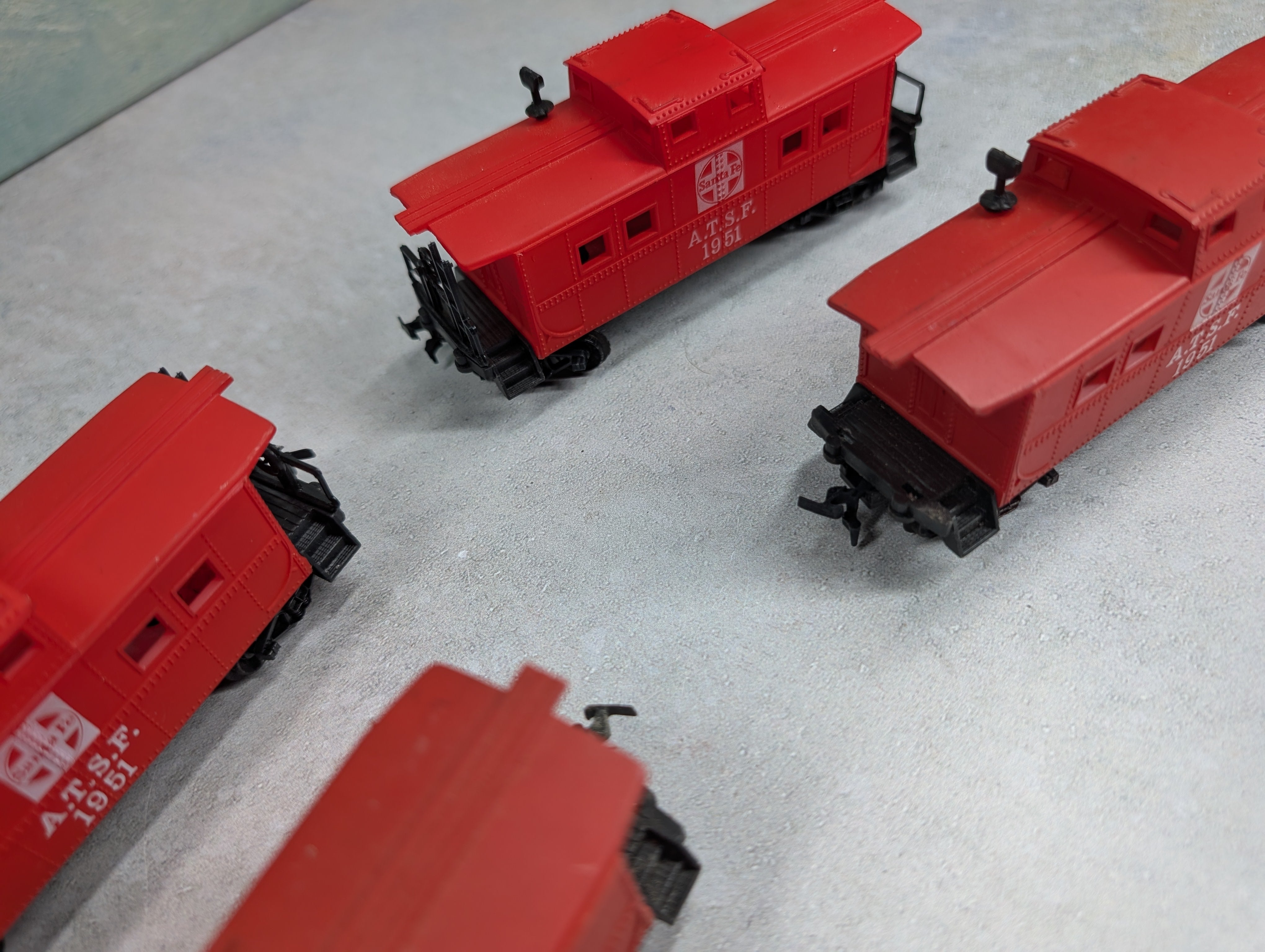 USED Life-Like HO Scale Lot of Cabooses Santa Fe ATSF #1951 (4 pcs)