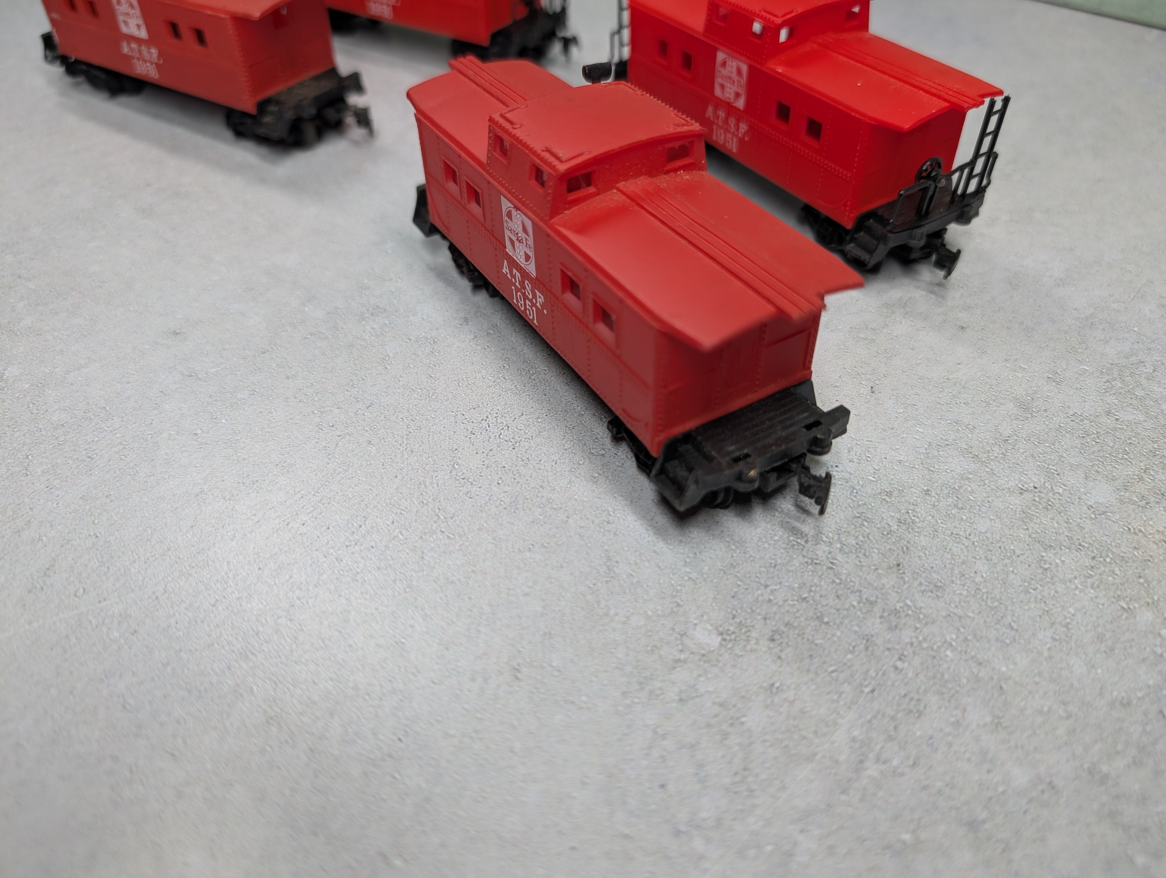 USED Life-Like HO Scale Lot of Cabooses Santa Fe ATSF #1951 (4 pcs)