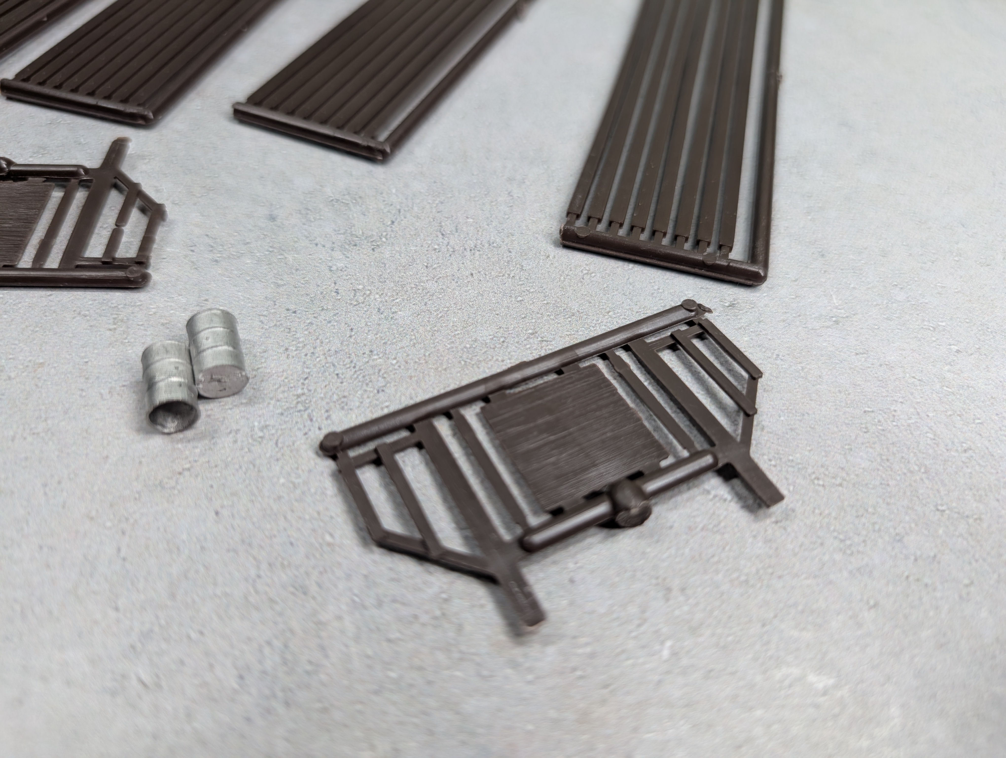 USED Micro Engineering Company 11-103 HO Scale Bridge Flex Track Platform & 2 Barrels Only, Code 70