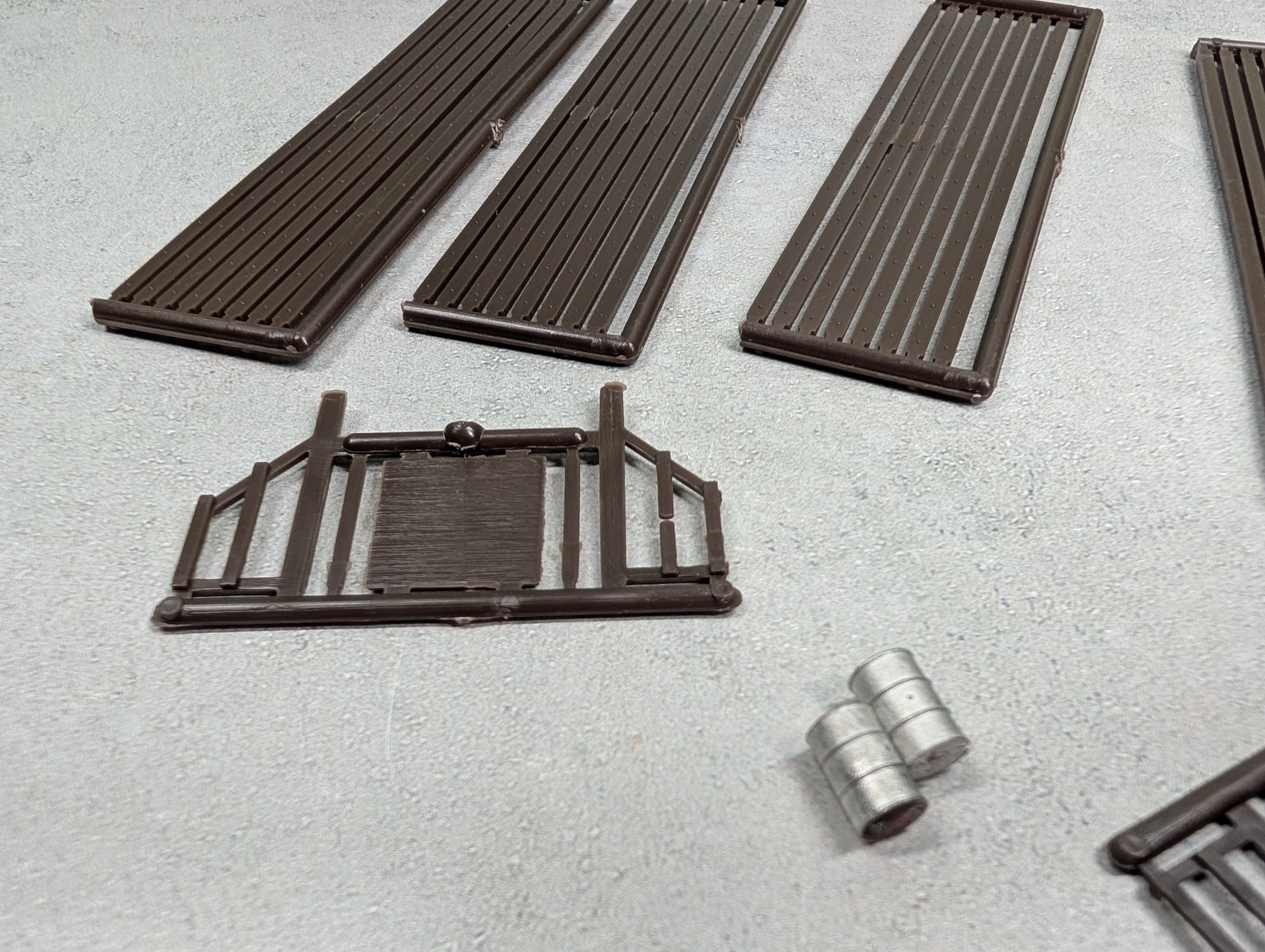 USED Micro Engineering Company 11-103 HO Scale Bridge Flex Track Platform & 2 Barrels Only, Code 70