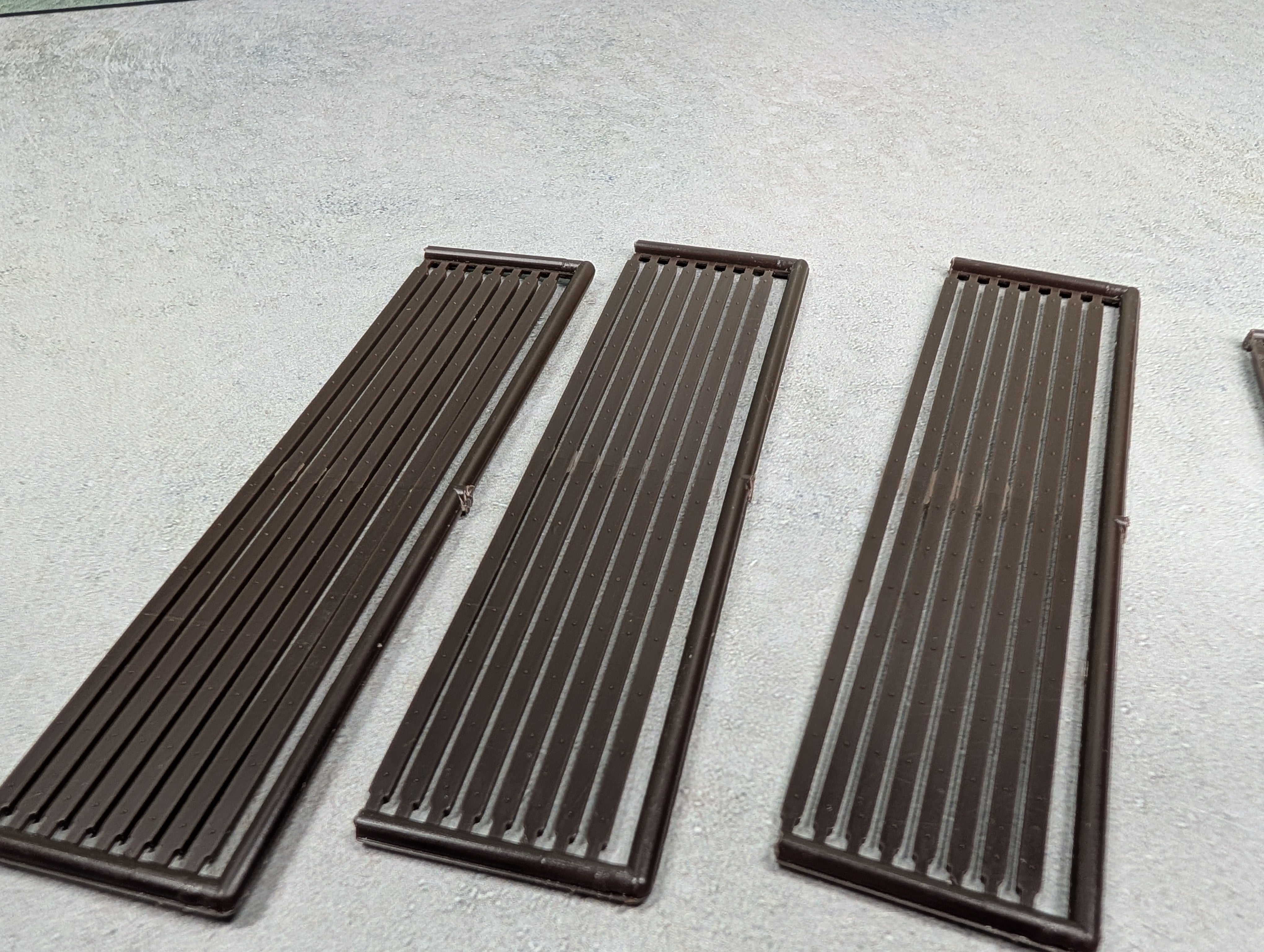 USED Micro Engineering Company 11-103 HO Scale Bridge Flex Track Platform & 2 Barrels Only, Code 70