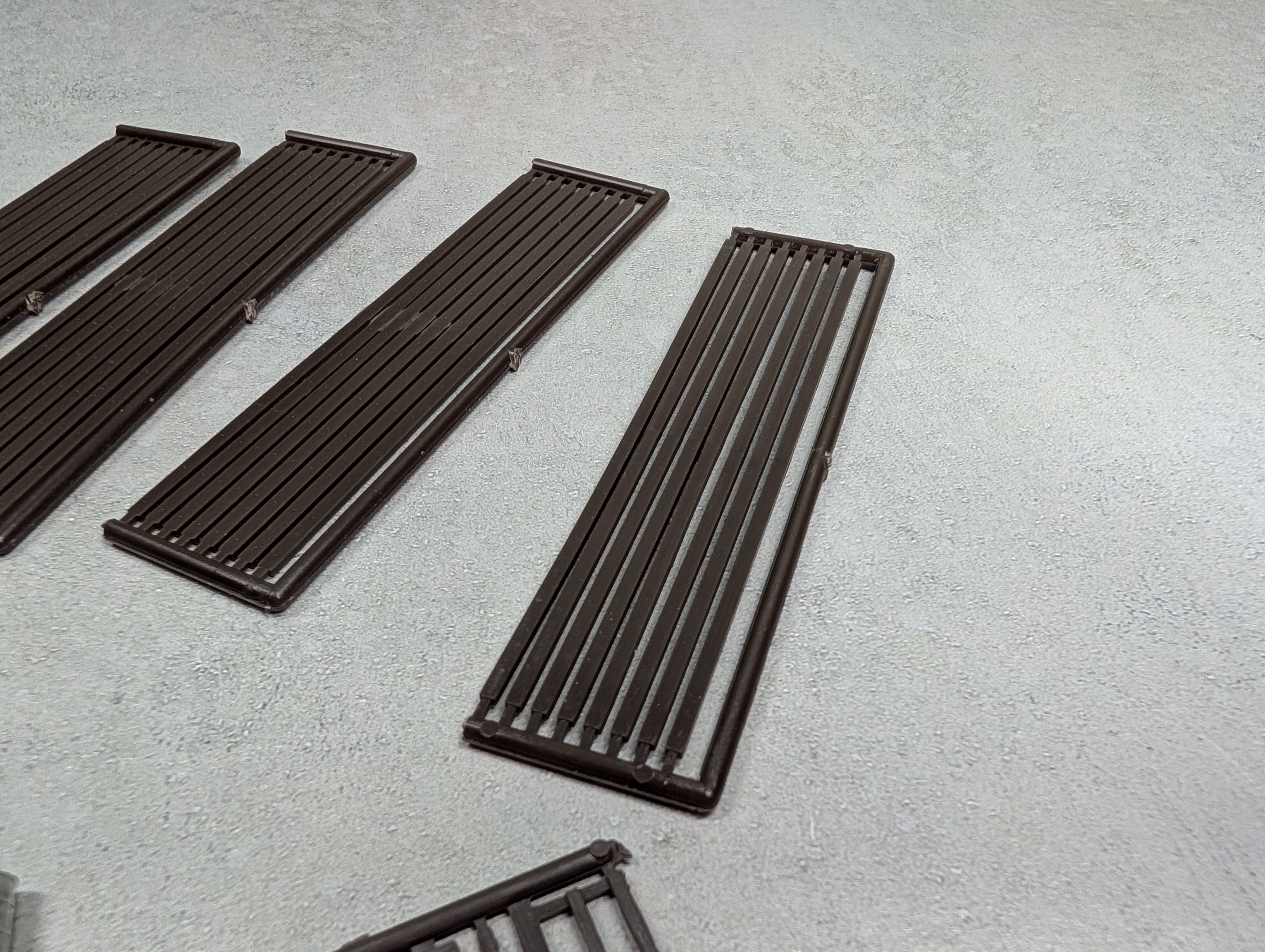 USED Micro Engineering Company 11-103 HO Scale Bridge Flex Track Platform & 2 Barrels Only, Code 70