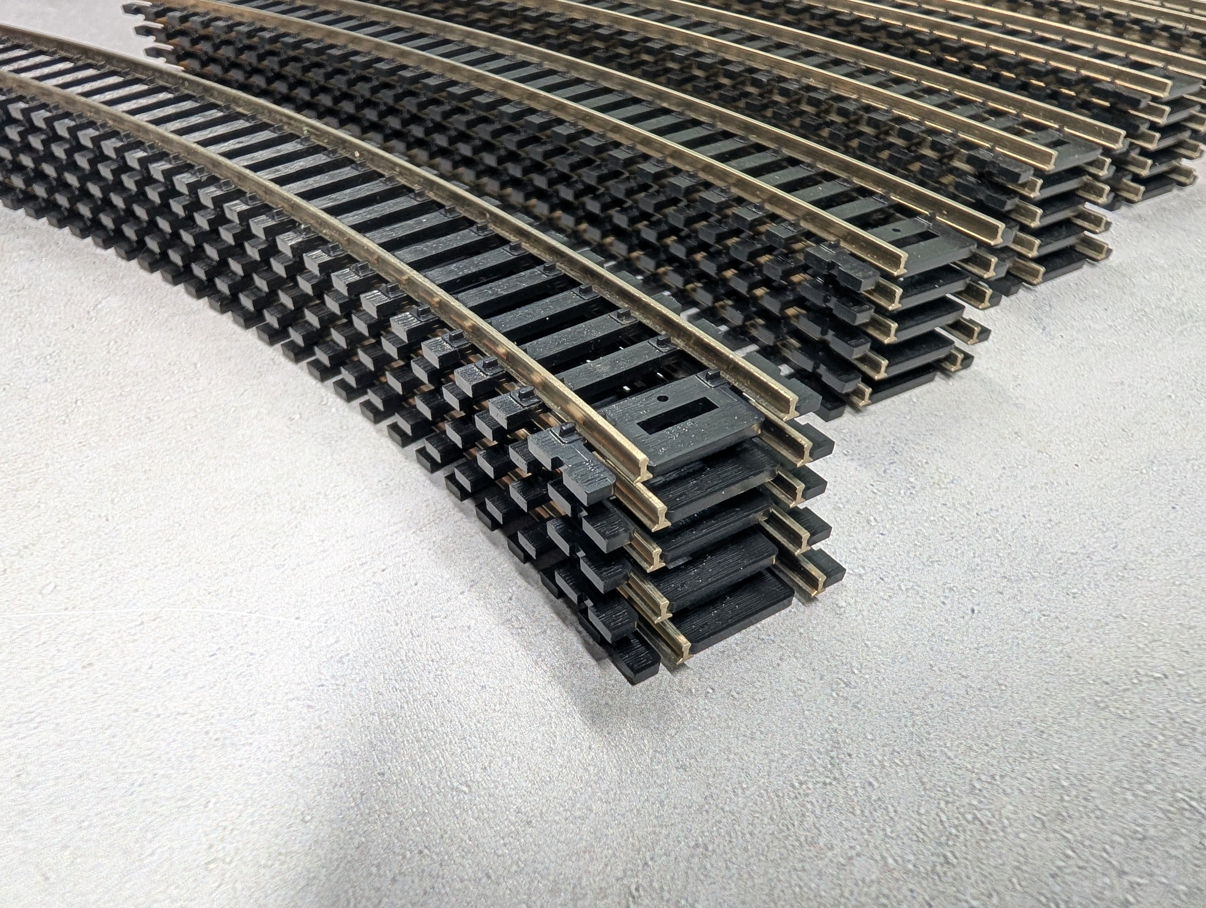 USED Atlas HO Scale Lot of 15" Radius Curved Track Silver Code 100 (25 pcs)