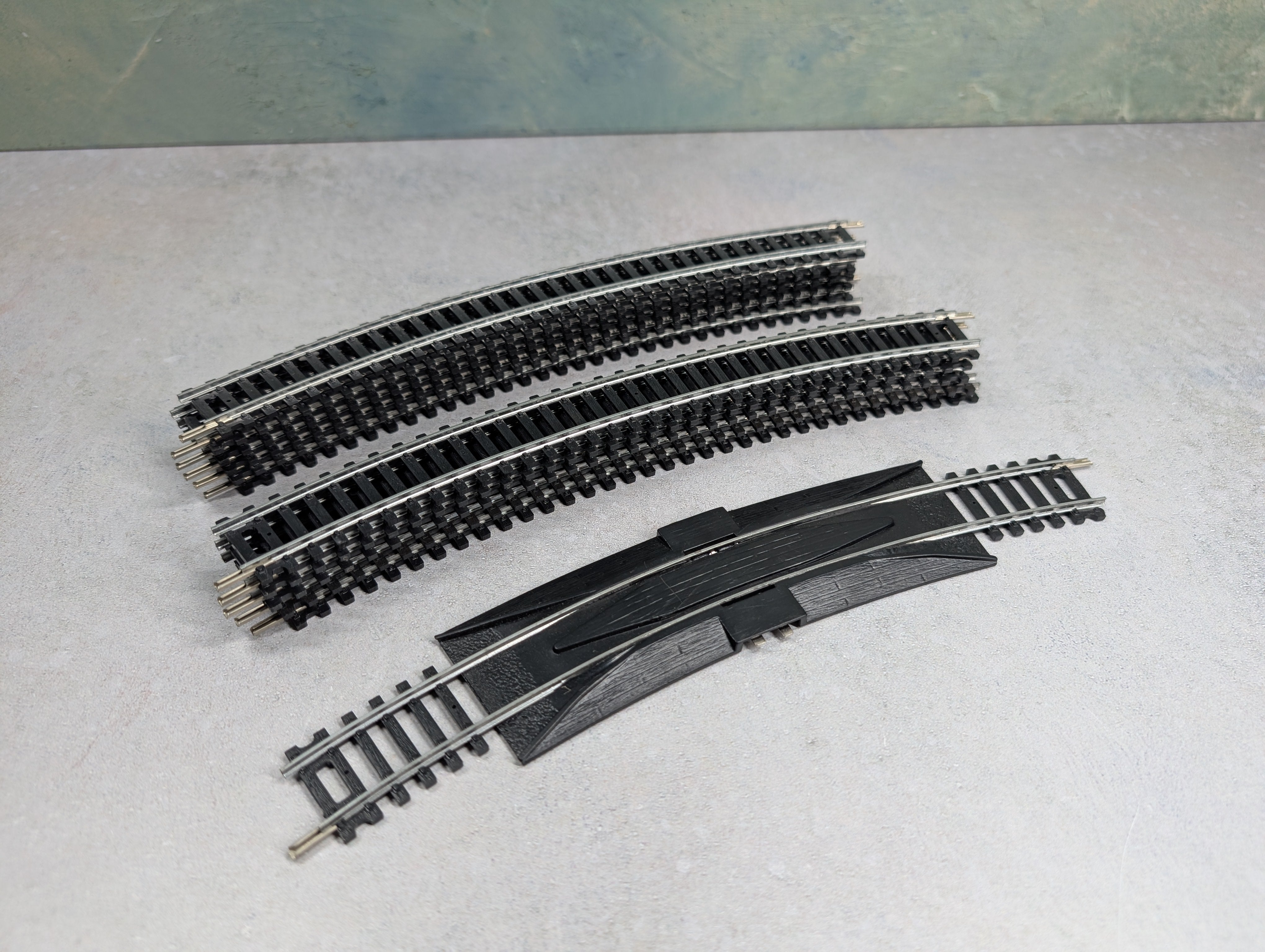 USED Bachmann HO Scale Lot of 18" Radius Curved Track Silver Circle w/ Terminal Code 100 (12 pcs)