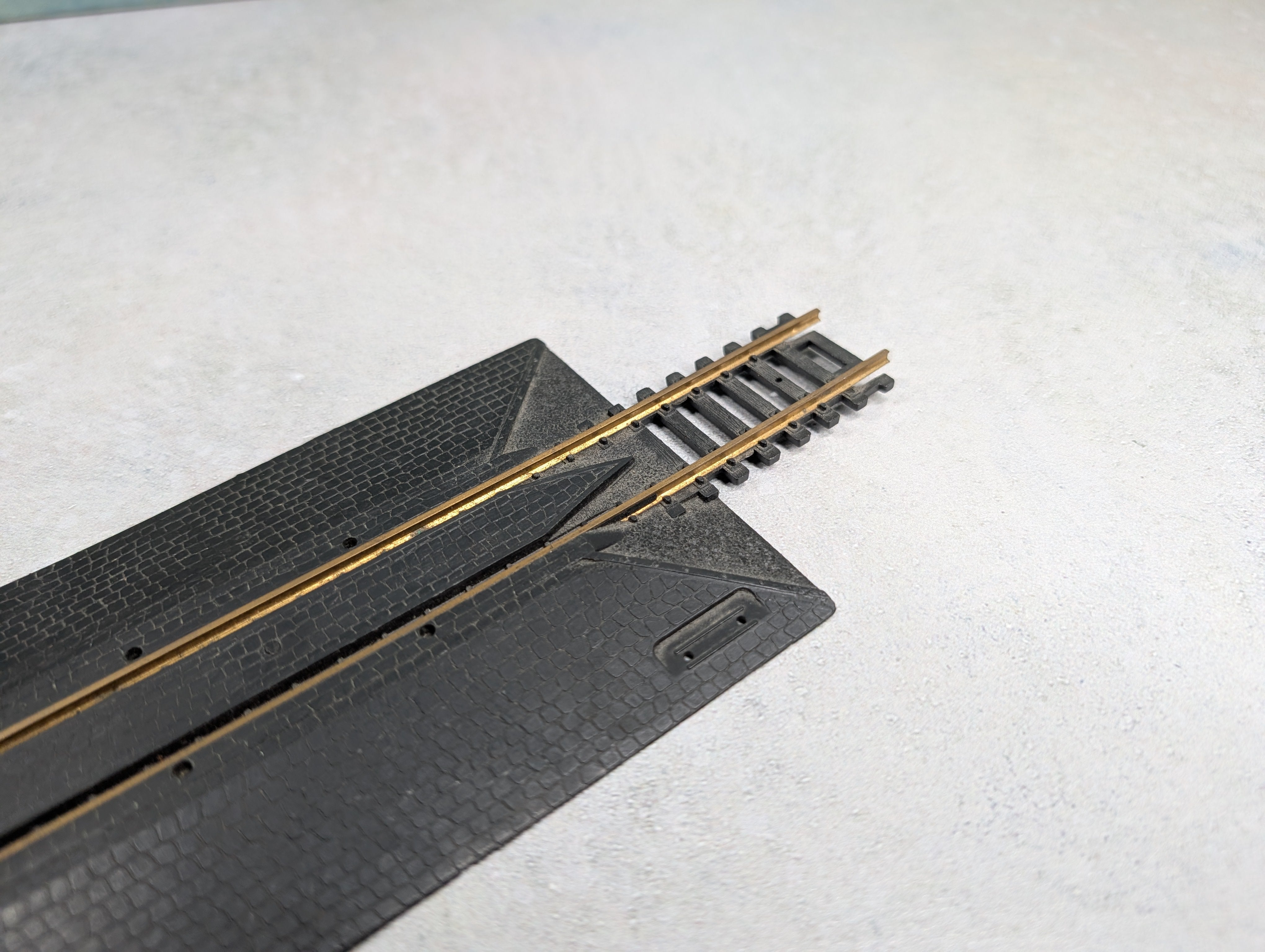 USED AHM 2527 HO Scale 9" Straight Rerailer Crossing Track Brass Code 100